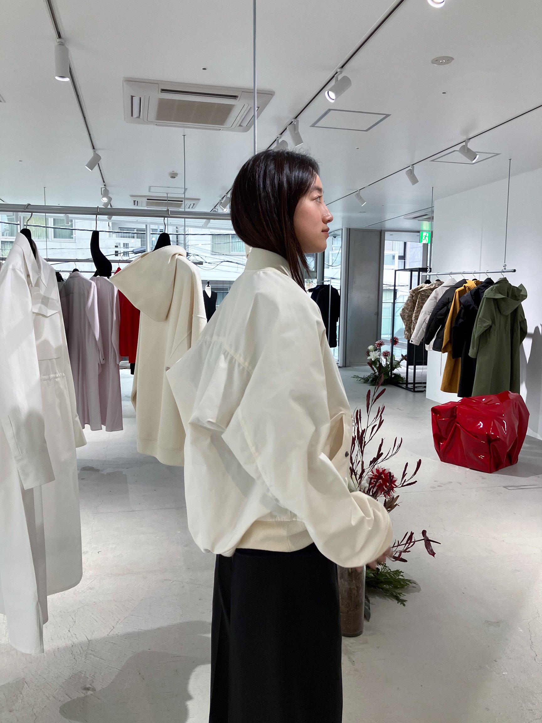 アウターを着用したモデル
