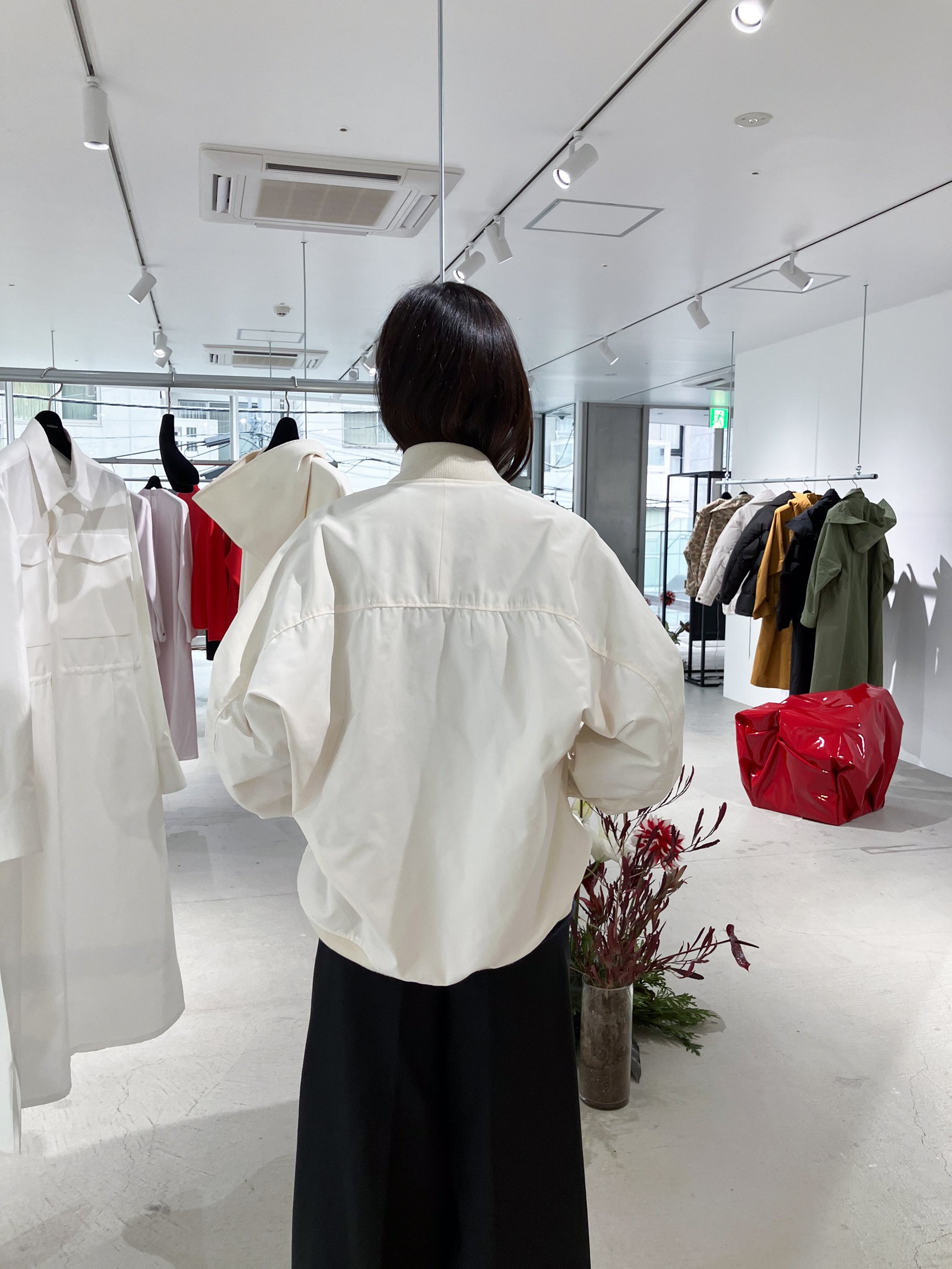 アウターを着用したモデル