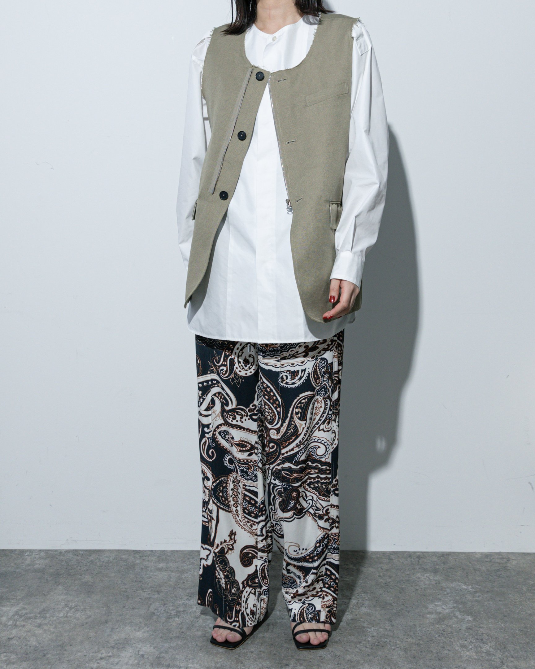 ジェーンスミスのベストを着た女性モデル