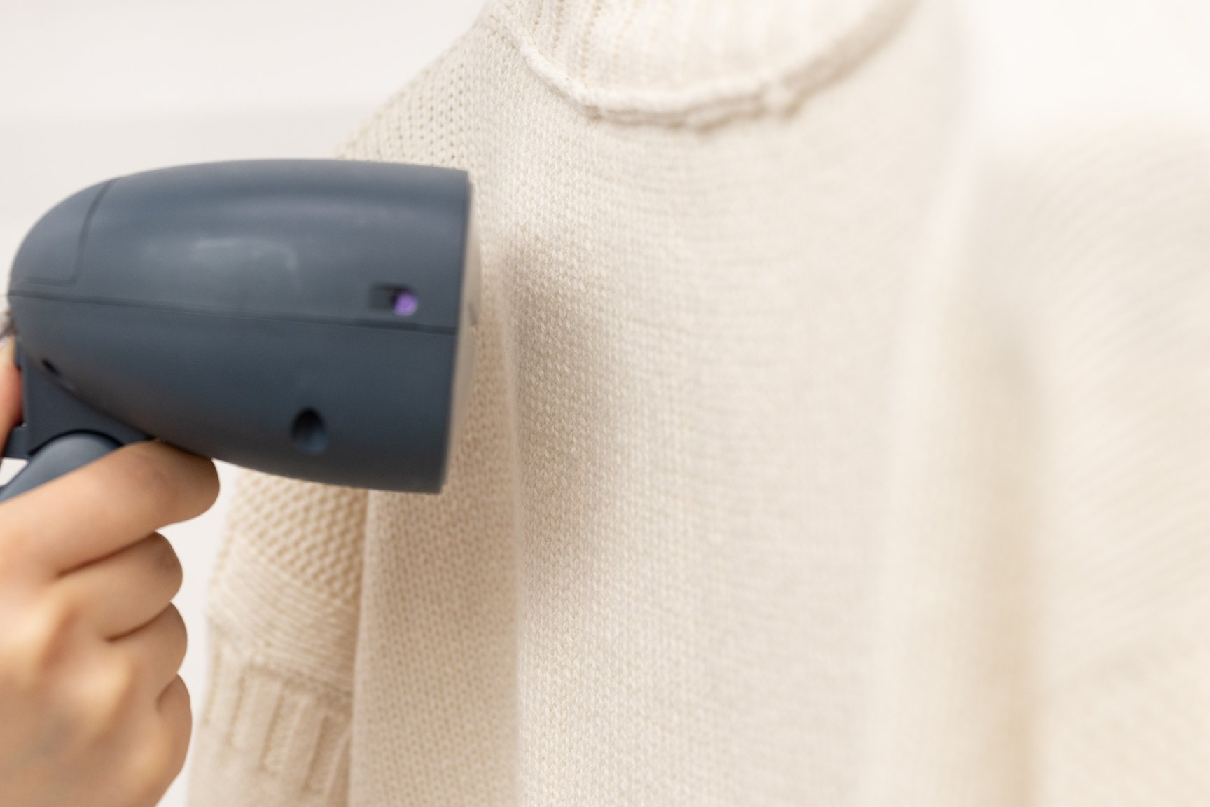 ニットにスチームアイロンをかけている様子