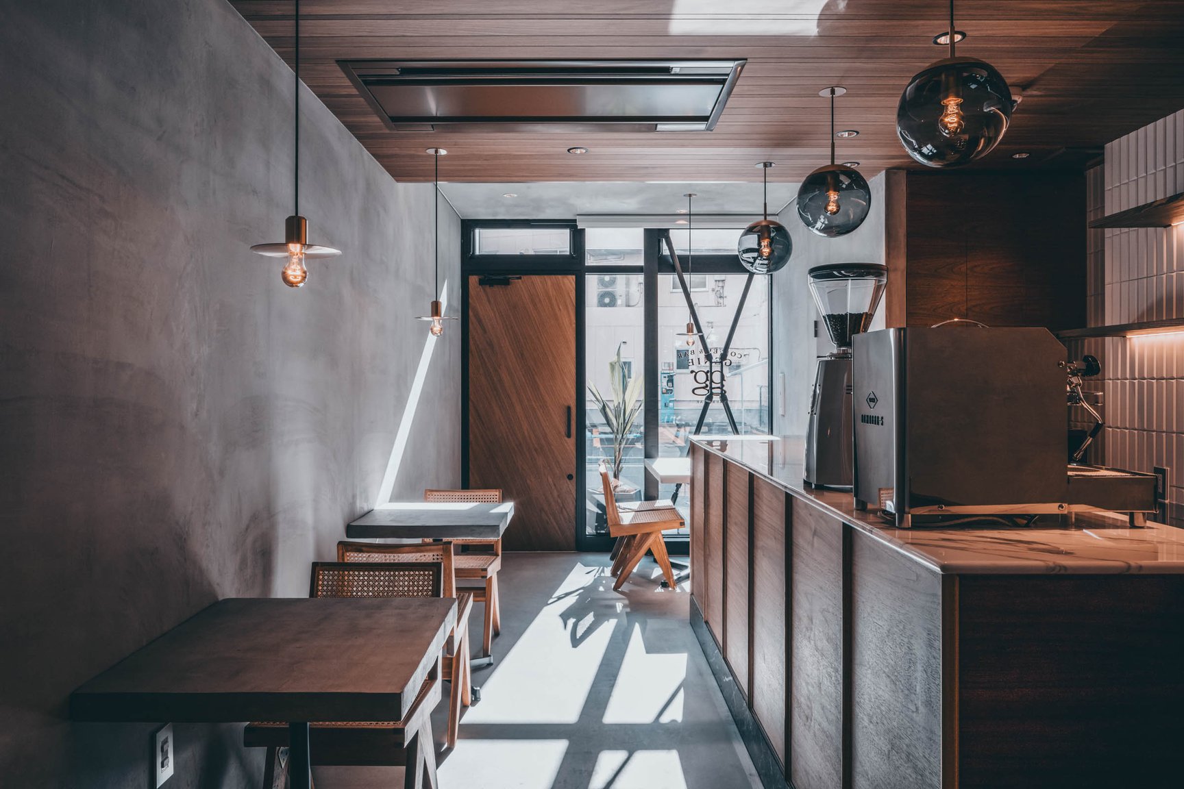 カフェ「Coffee & Bar gg GENIE」の店内画像