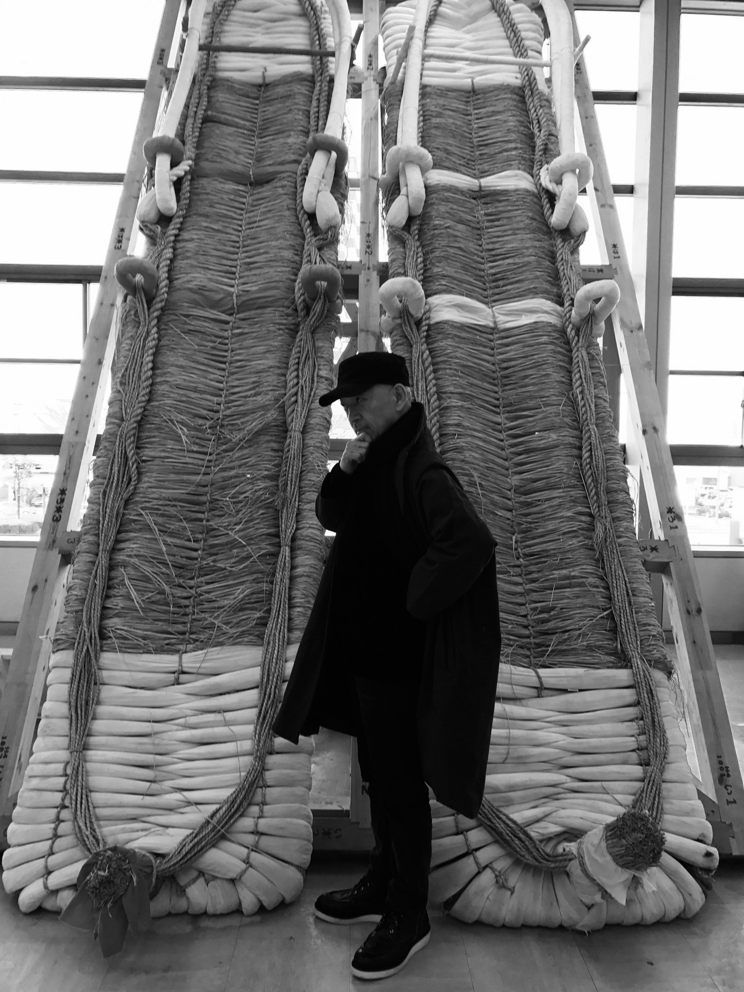 オーダーメイドキャップを着用する坂本龍一