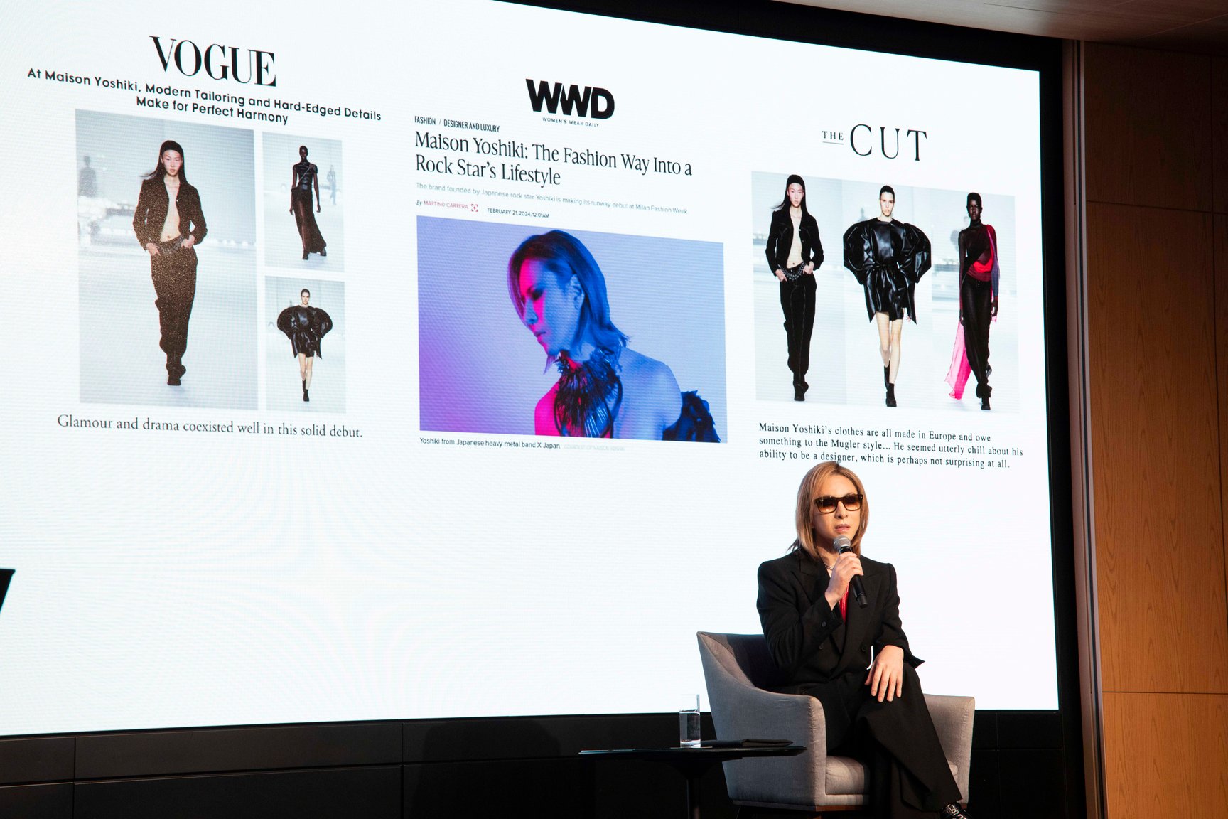 デビューコレクションを報じた記事を背景に