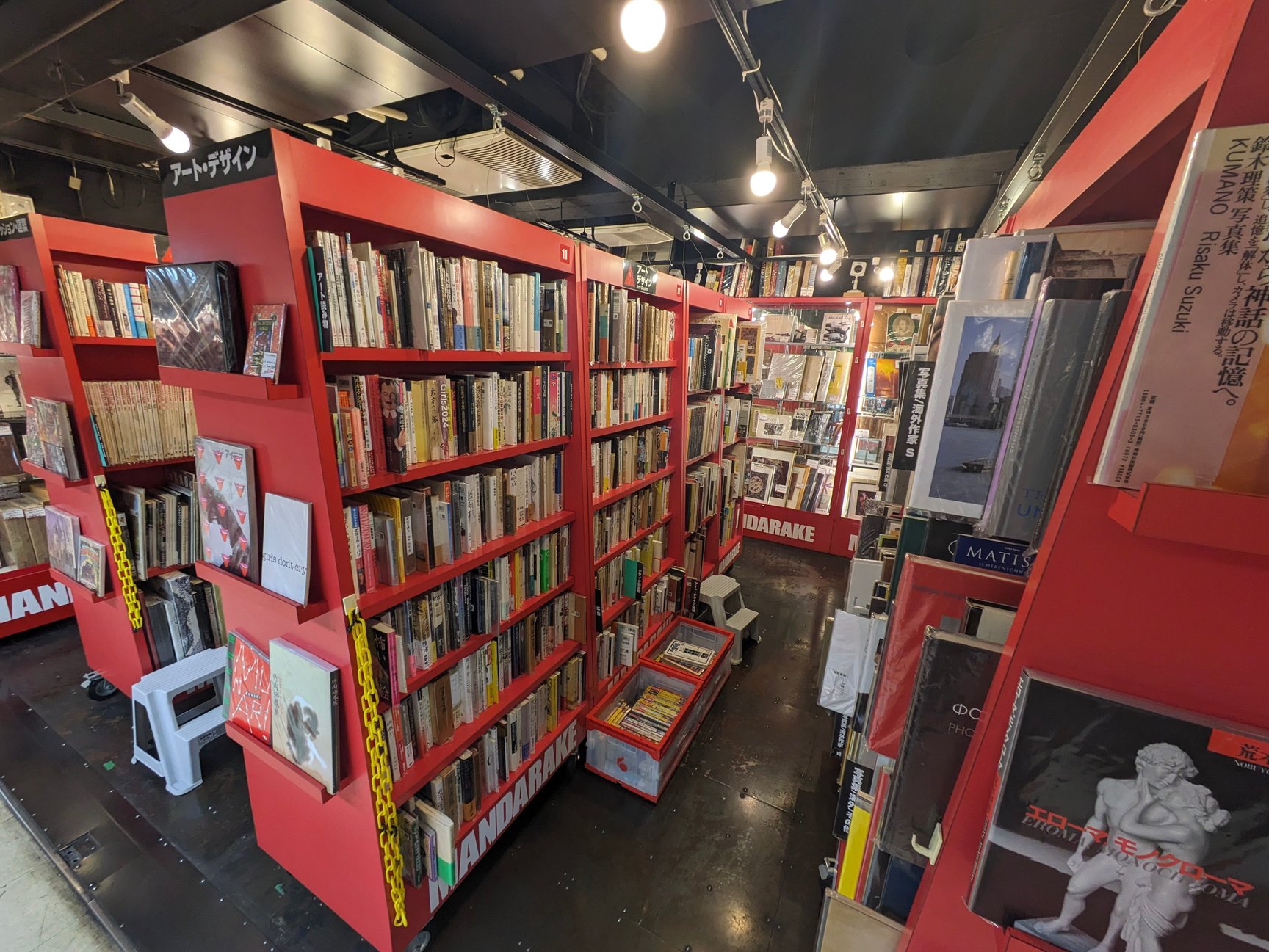 中野の古本屋「まんだらけ海馬」の店内