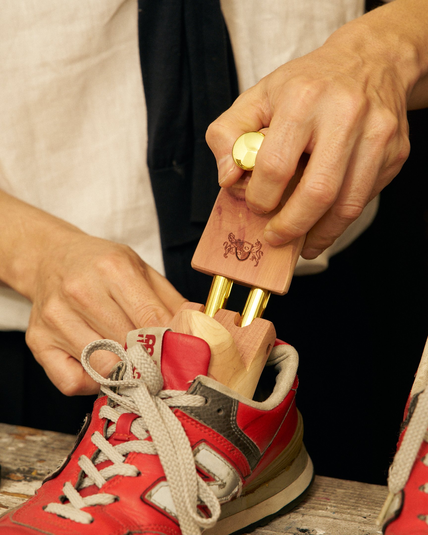 木製のシューキーパーを入れたスニーカー