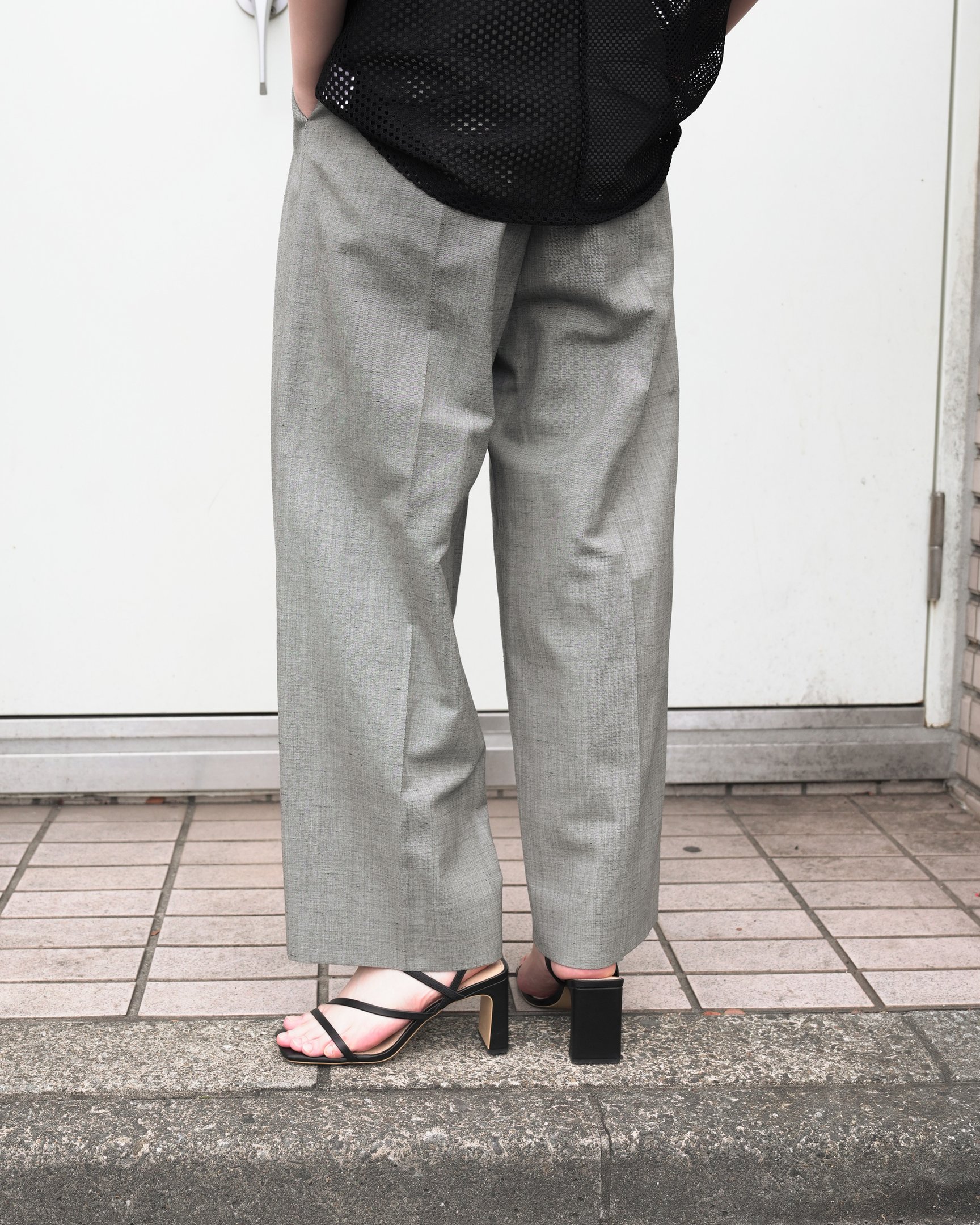 エイトンのワイドパンツを着た女性スタッフ