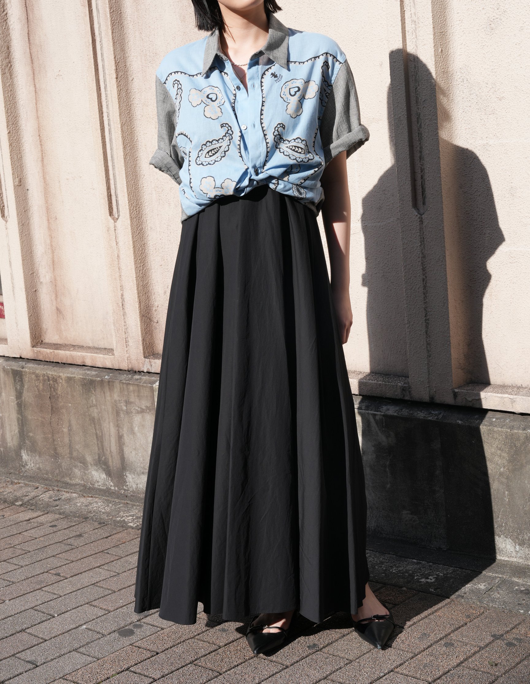 ミスターイットのシャツを着た女性モデル