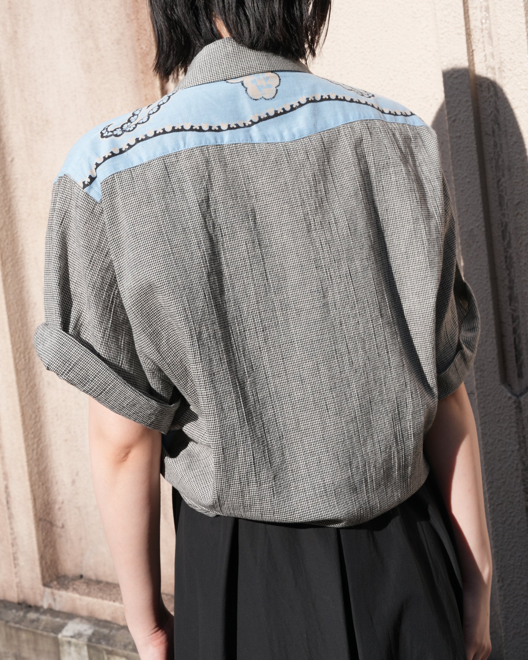 ミスターイットのシャツを着た女性モデル