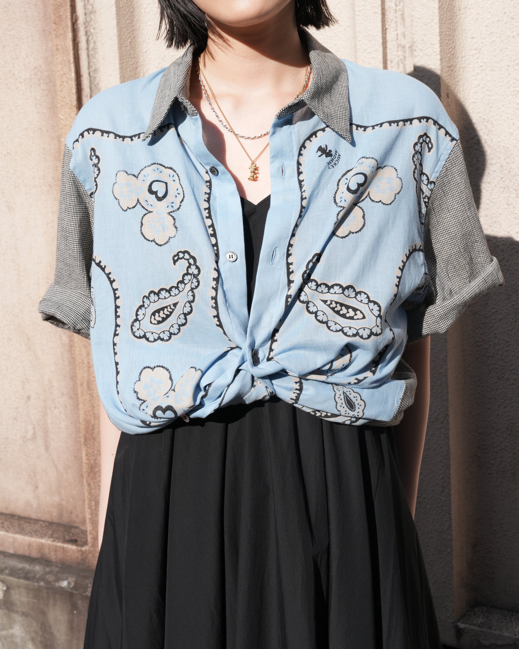 ミスターイットのシャツを着た女性モデル