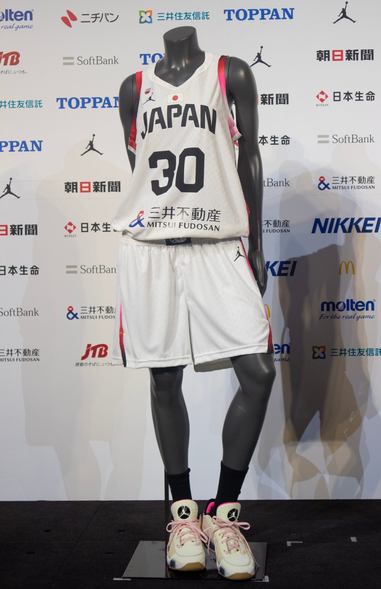 白いバスケットボールのユニフォーム