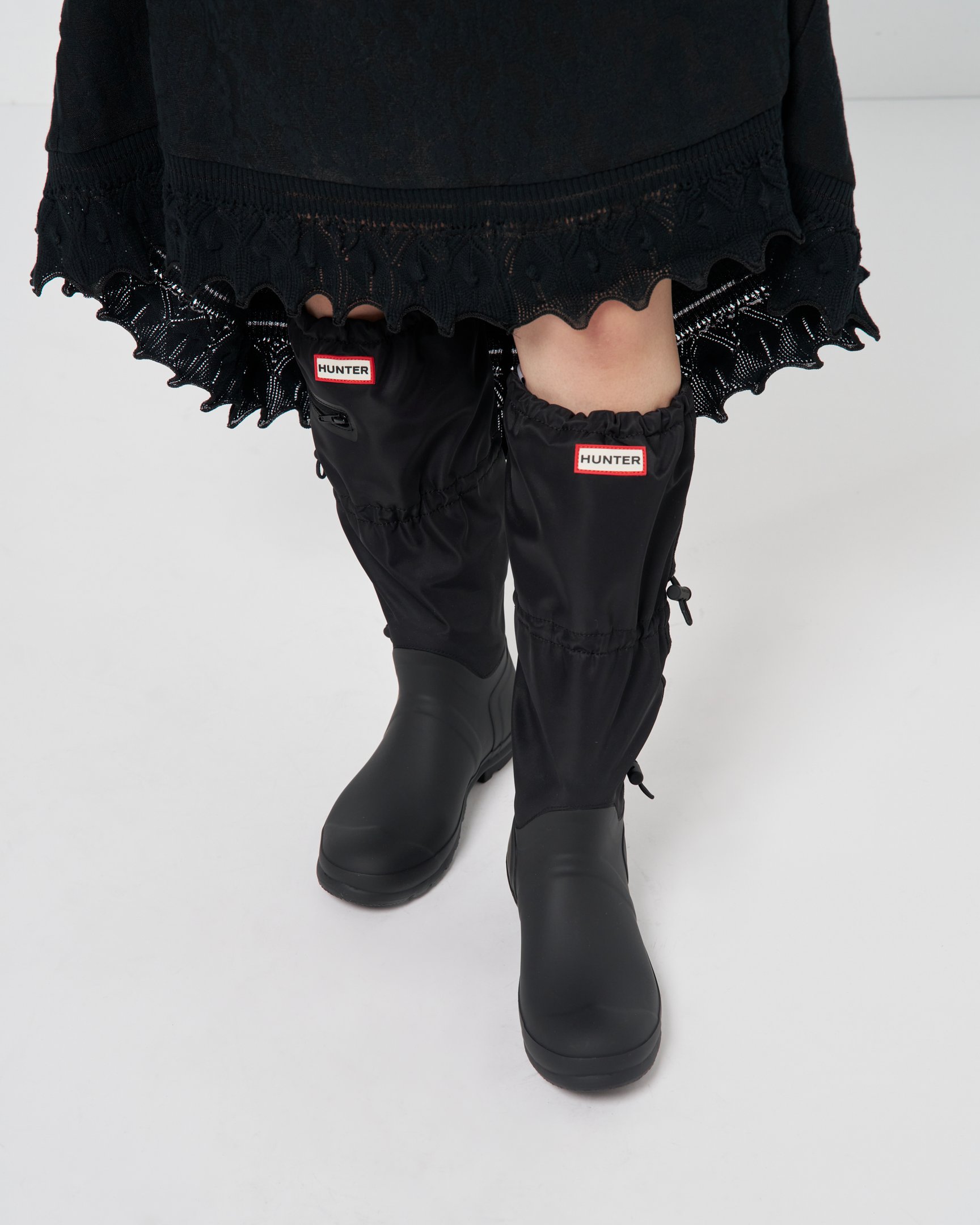 トールブーツを履いたモデル