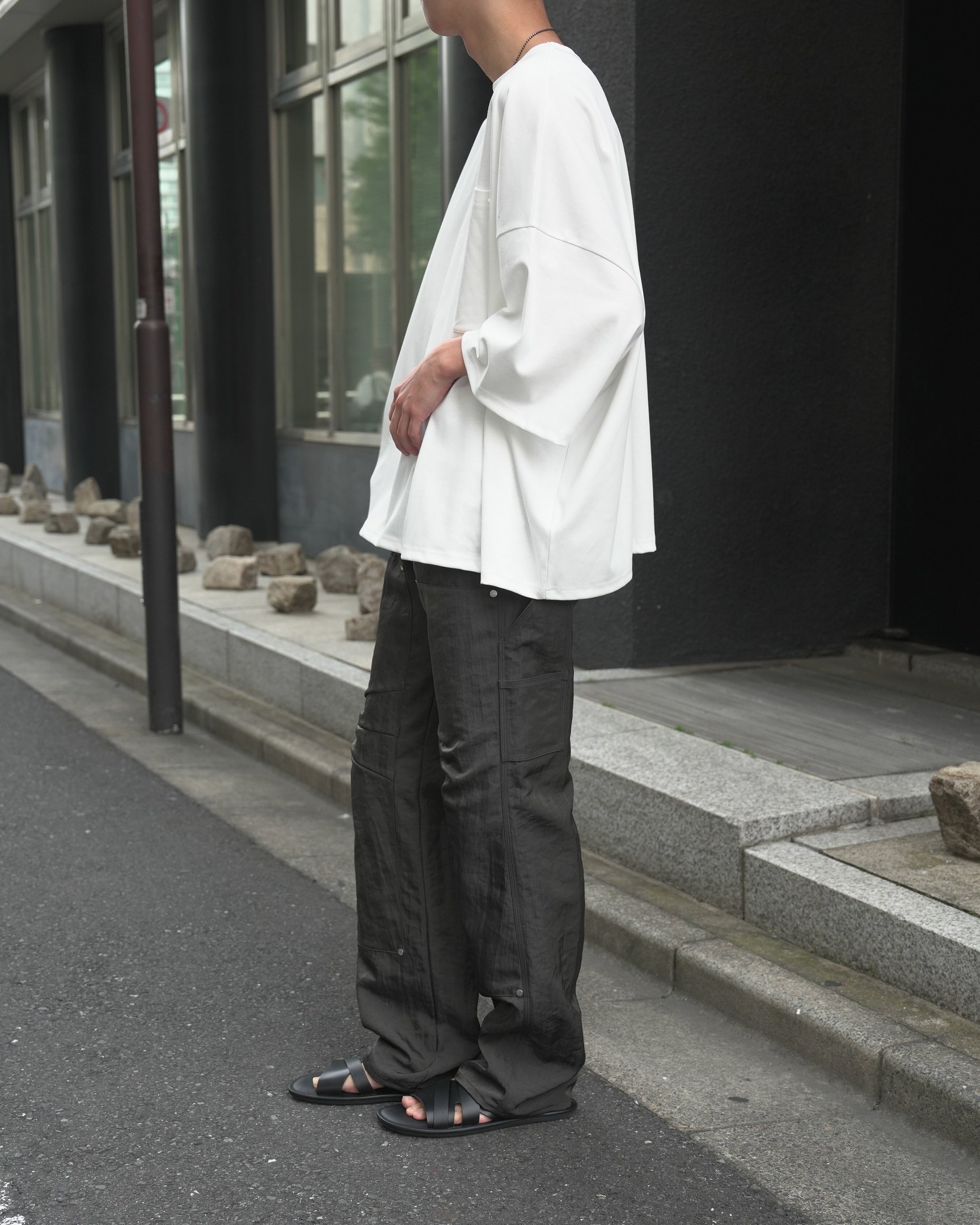 シーオールのオーバーサイズTシャツを着た男性モデル