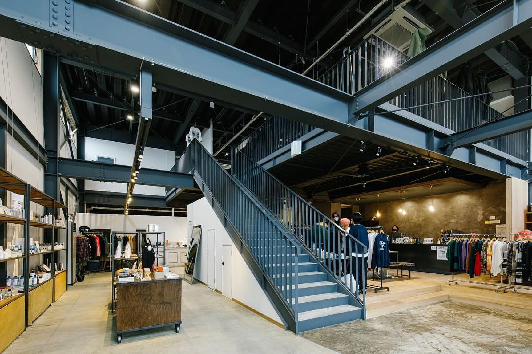 秋田県のセレクトショップ「WANTS AND FREE」の店内