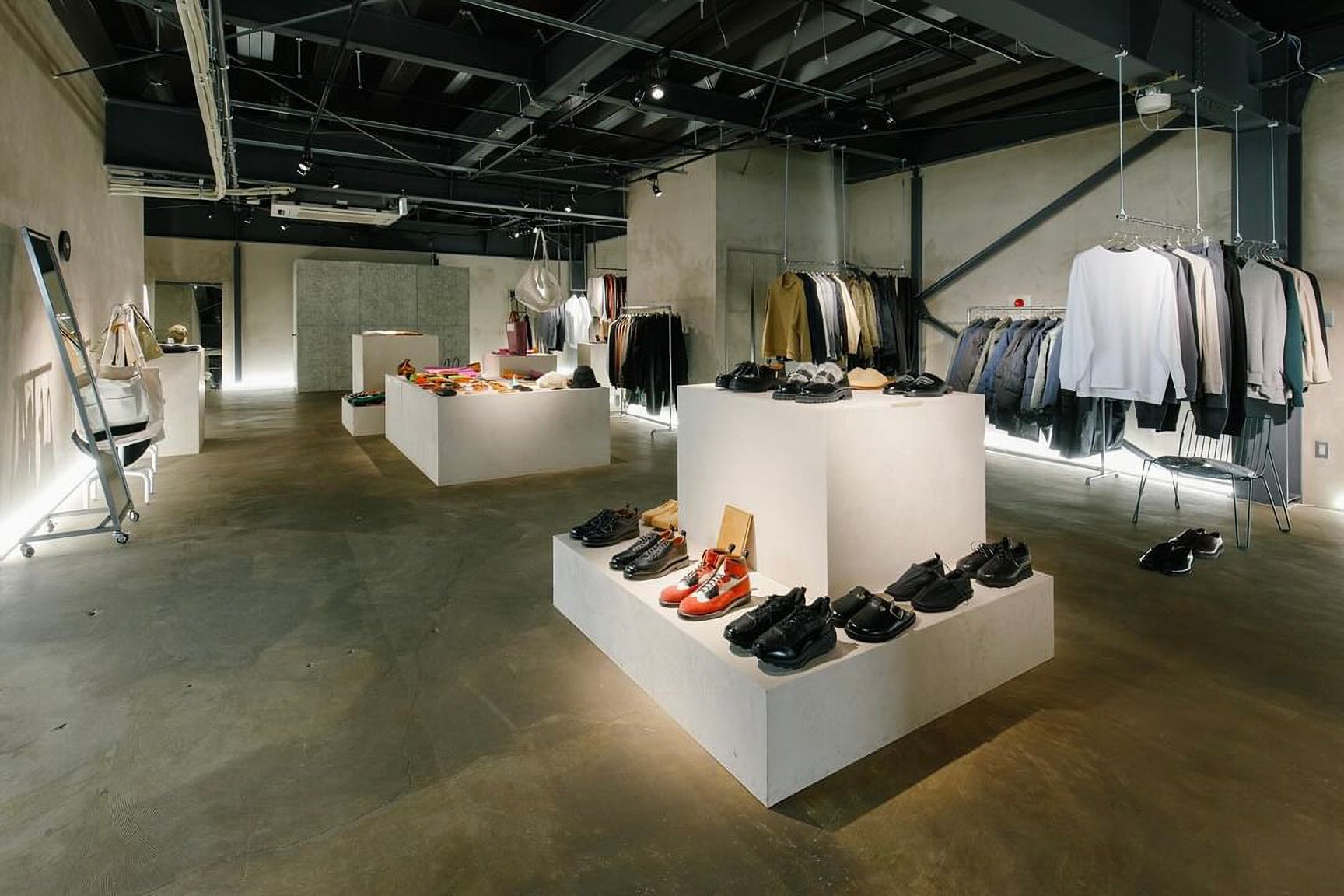 秋田県のセレクトショップ「WANTS AND FREE」の店内