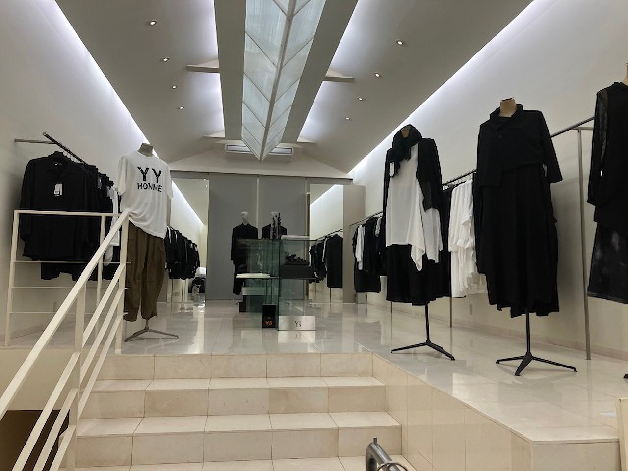 秋田県のセレクトショップ「femme et mode super cation」の店内