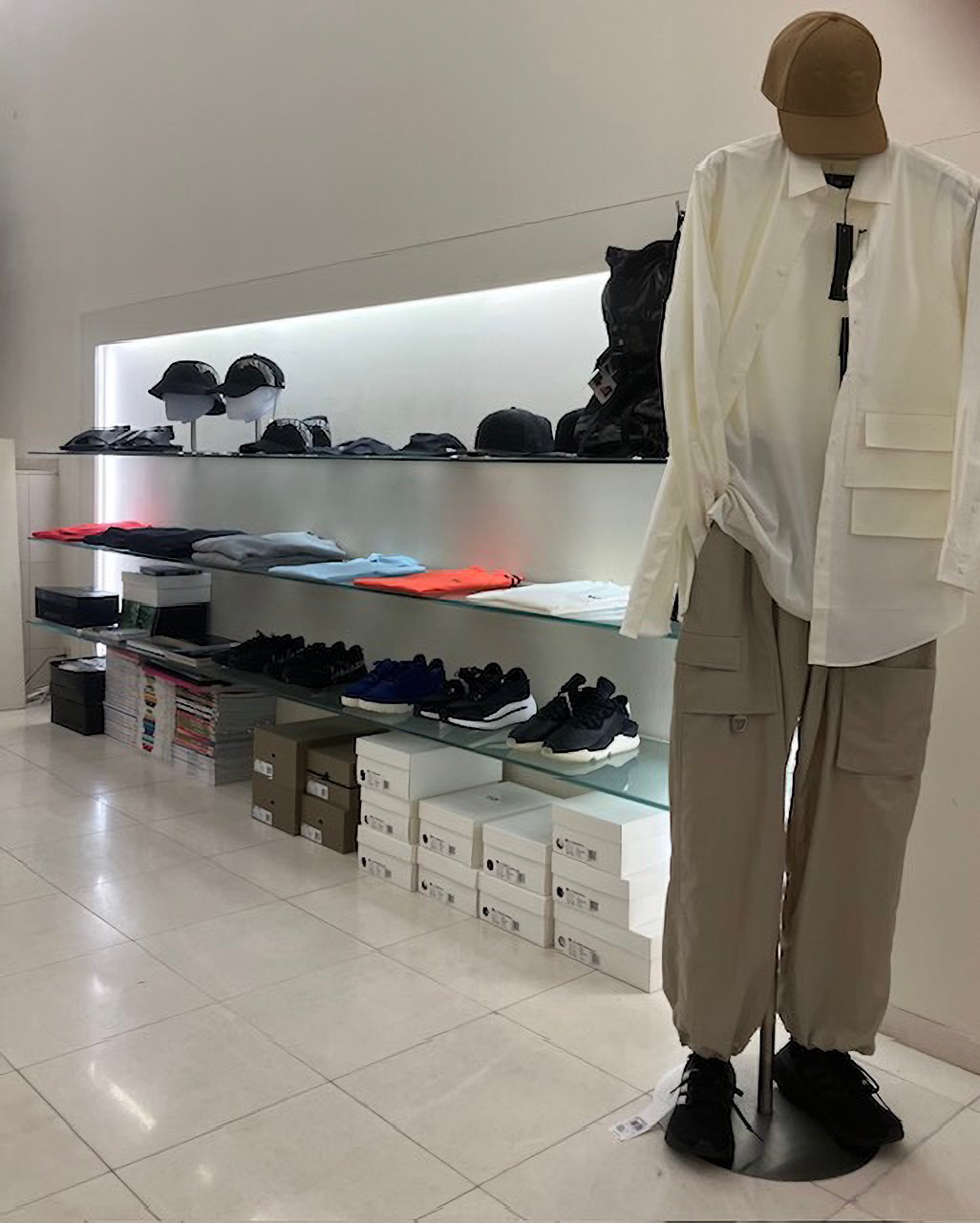 秋田県のセレクトショップ「femme et mode super cation」の店内