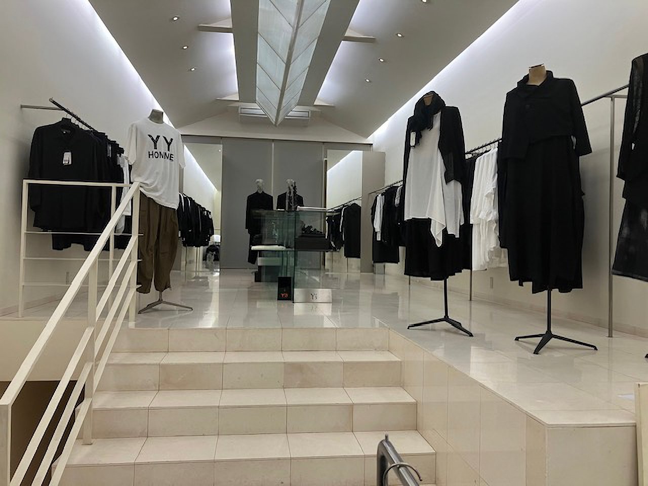 秋田県のセレクトショップ「femme et mode super cation」の店内