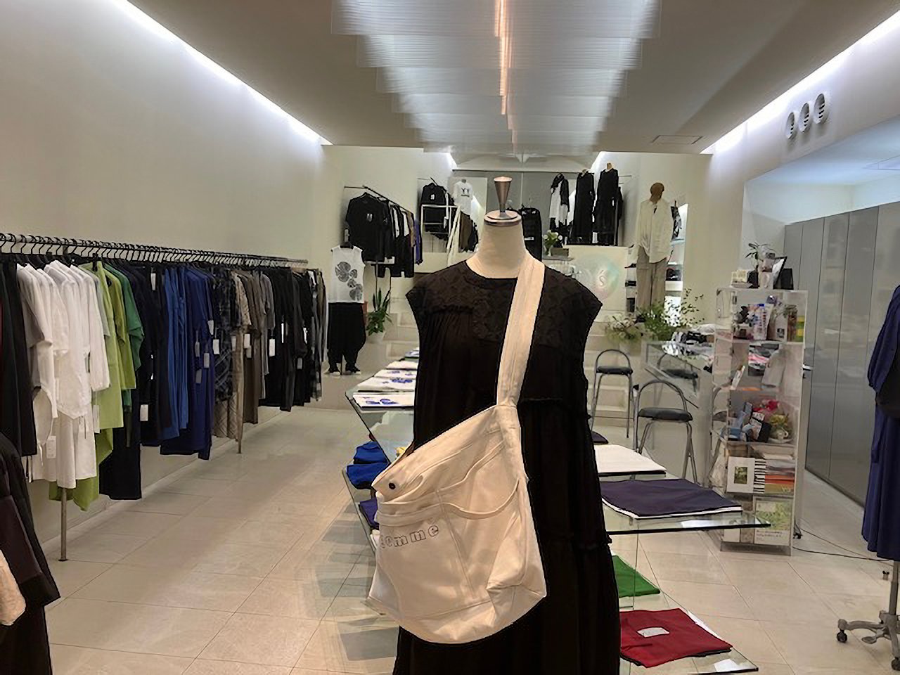 秋田県のセレクトショップ「femme et mode super cation」の店内