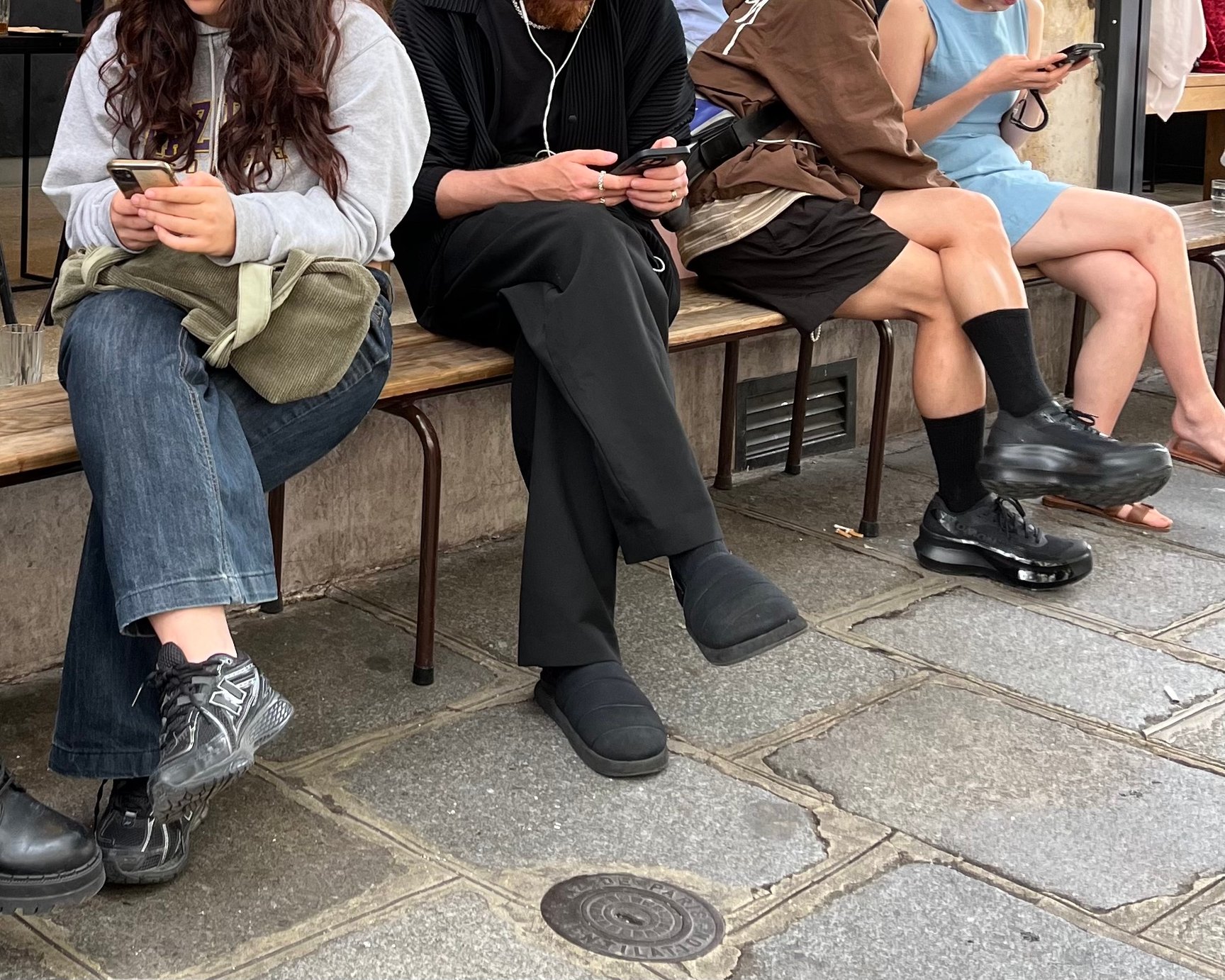 椅子に座る人の写真