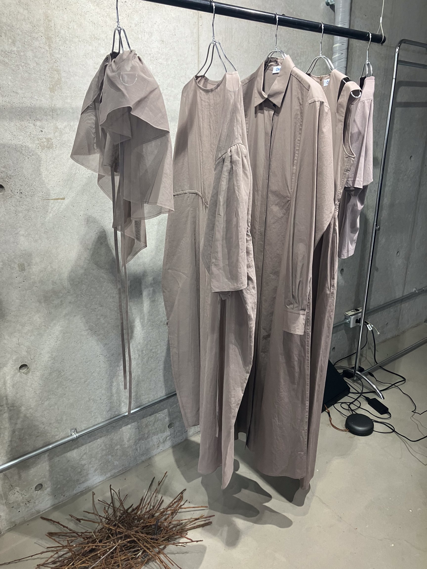 ラックに掛かった梅染のアイテム