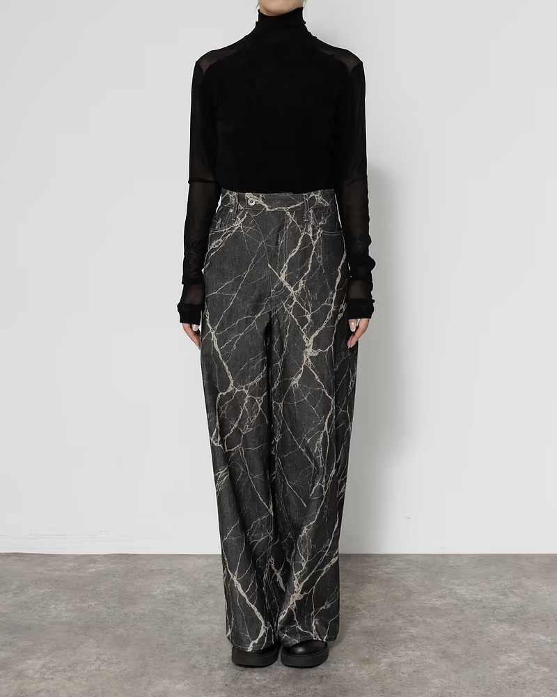 ハトラのトップスを着たモデル