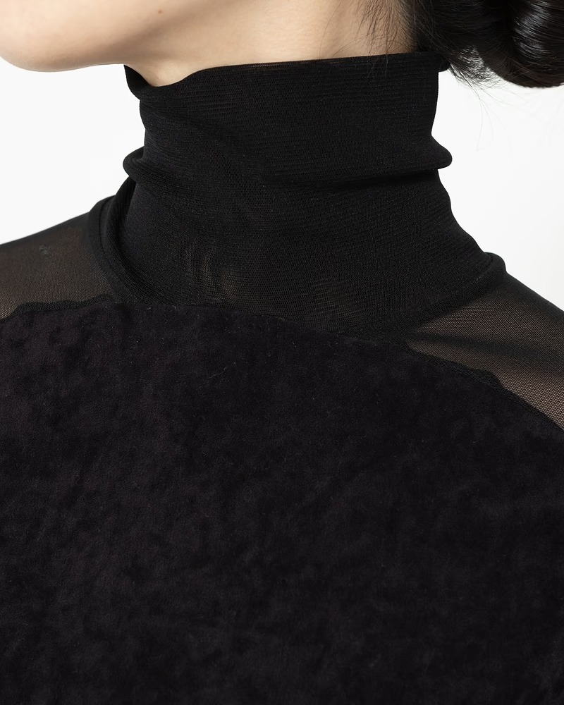 ハトラのトップスを着たモデル