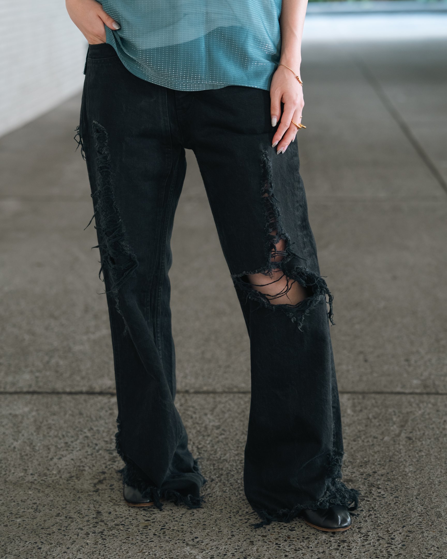 カナコサカイのTシャツを着たモデル