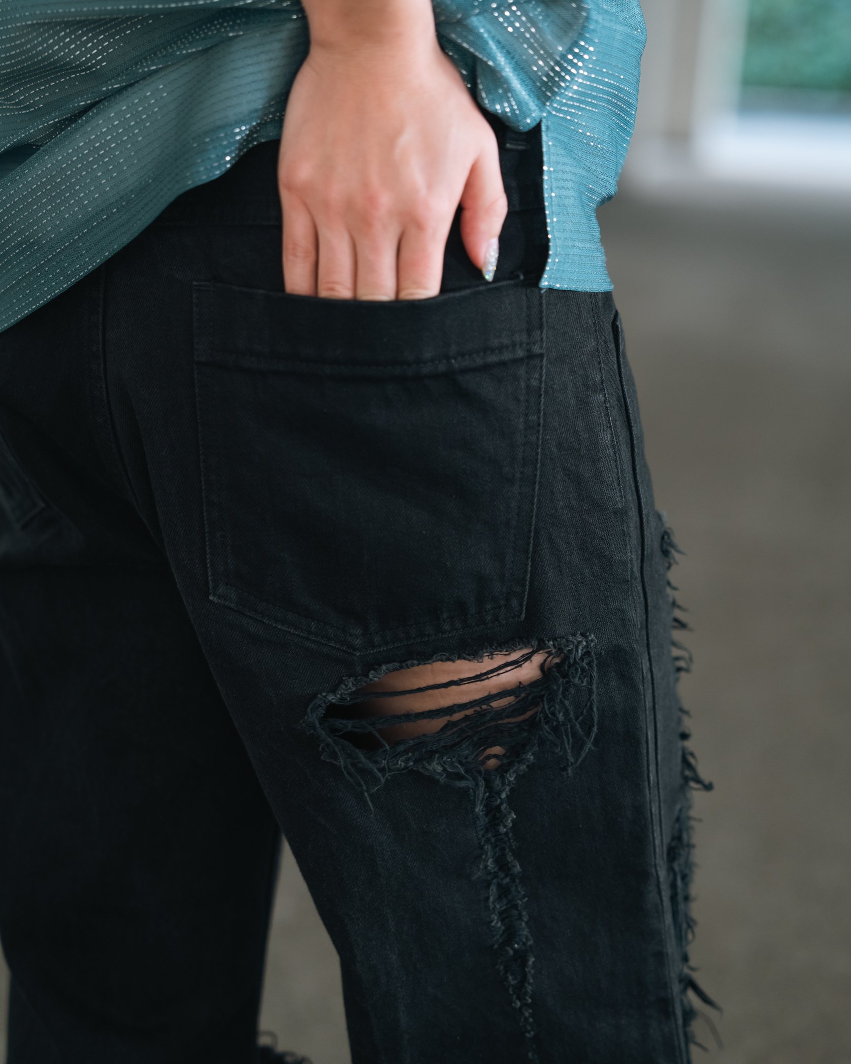 カナコサカイのTシャツを着たモデル