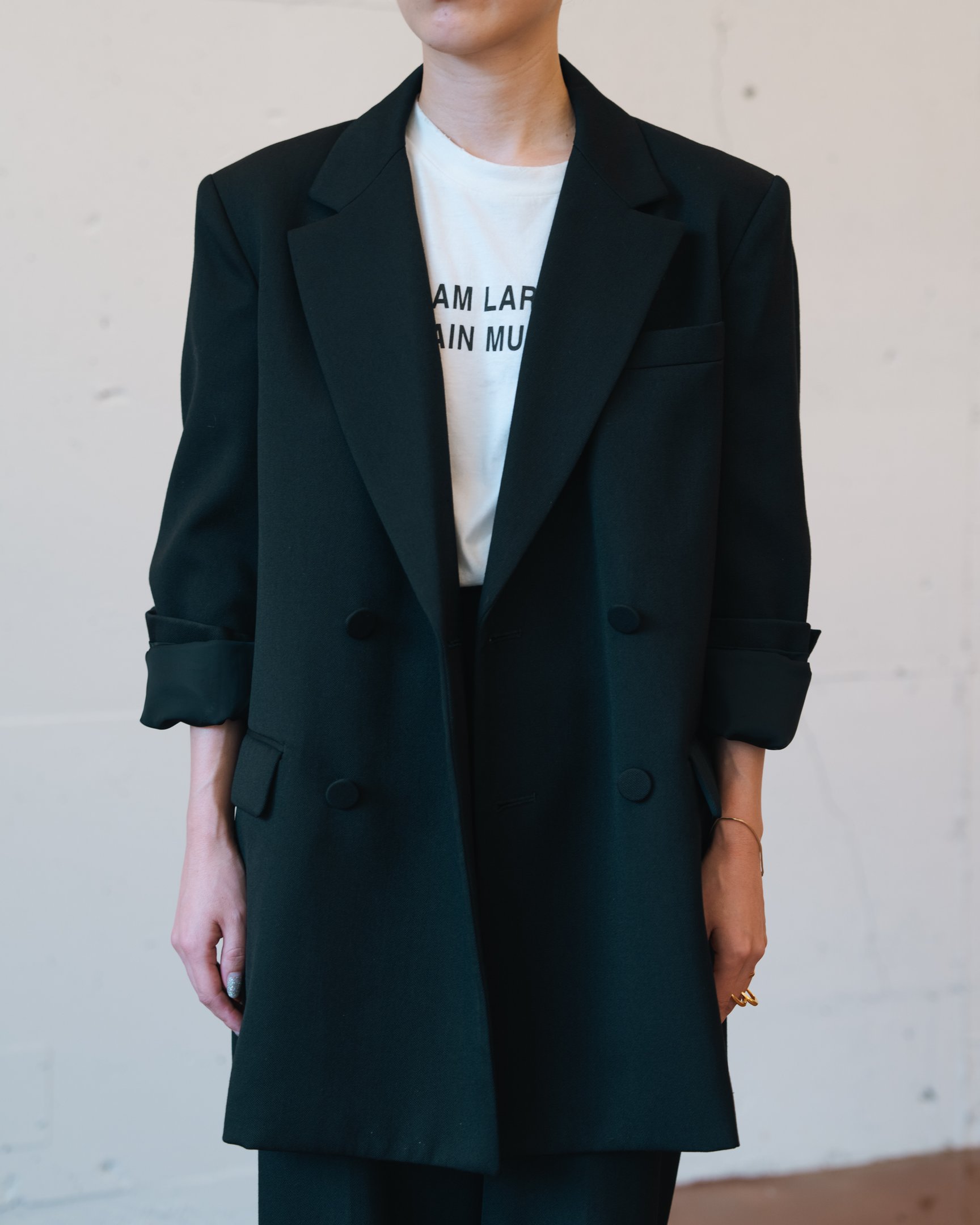 カナコサカイのTシャツを着たモデル