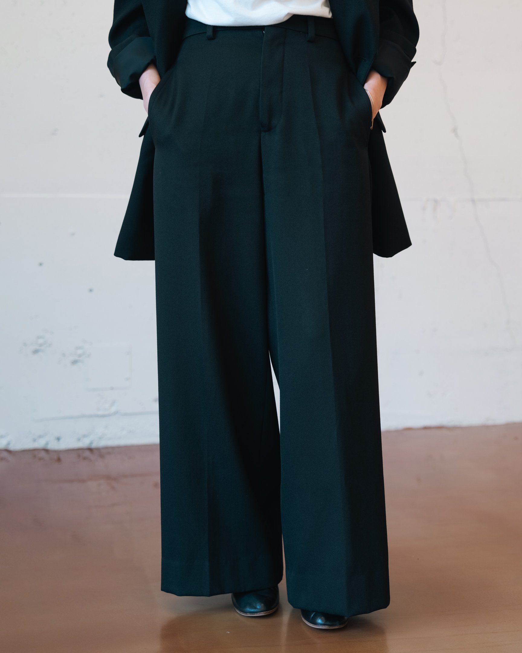 カナコサカイのTシャツを着たモデル