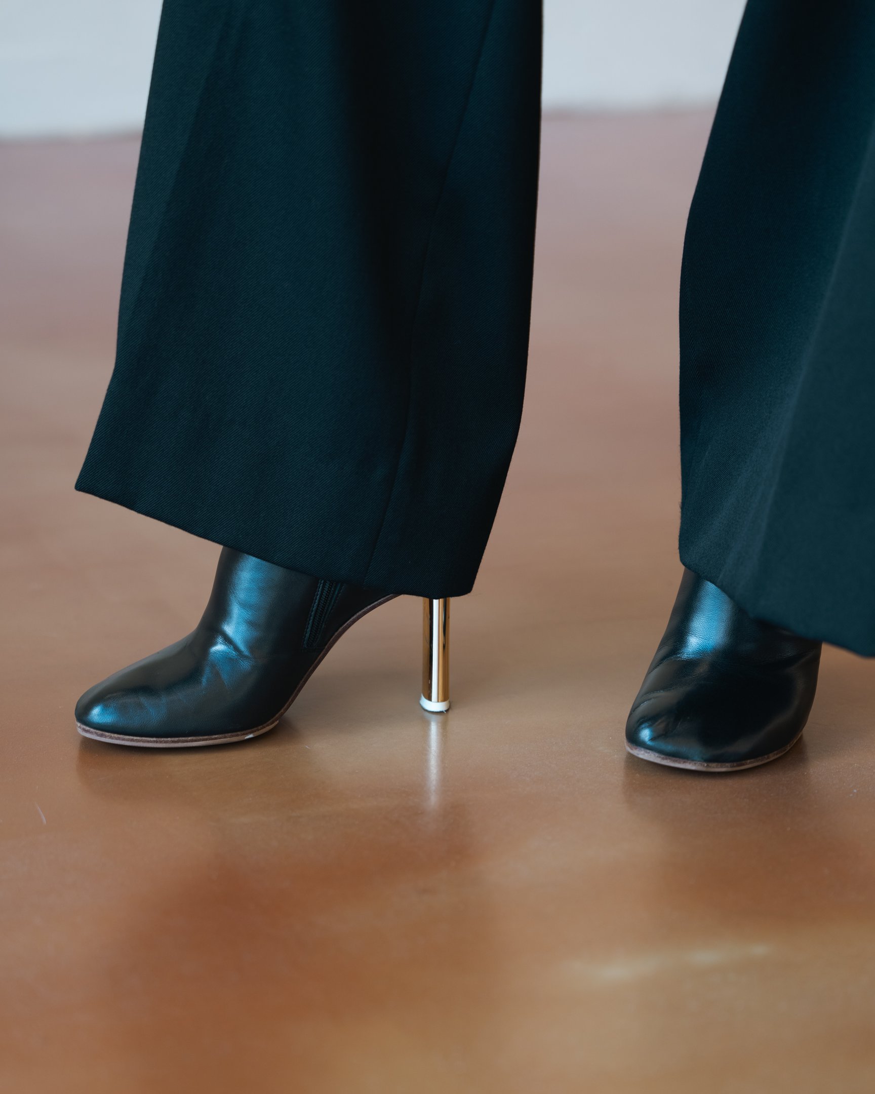 カナコサカイのTシャツを着たモデル