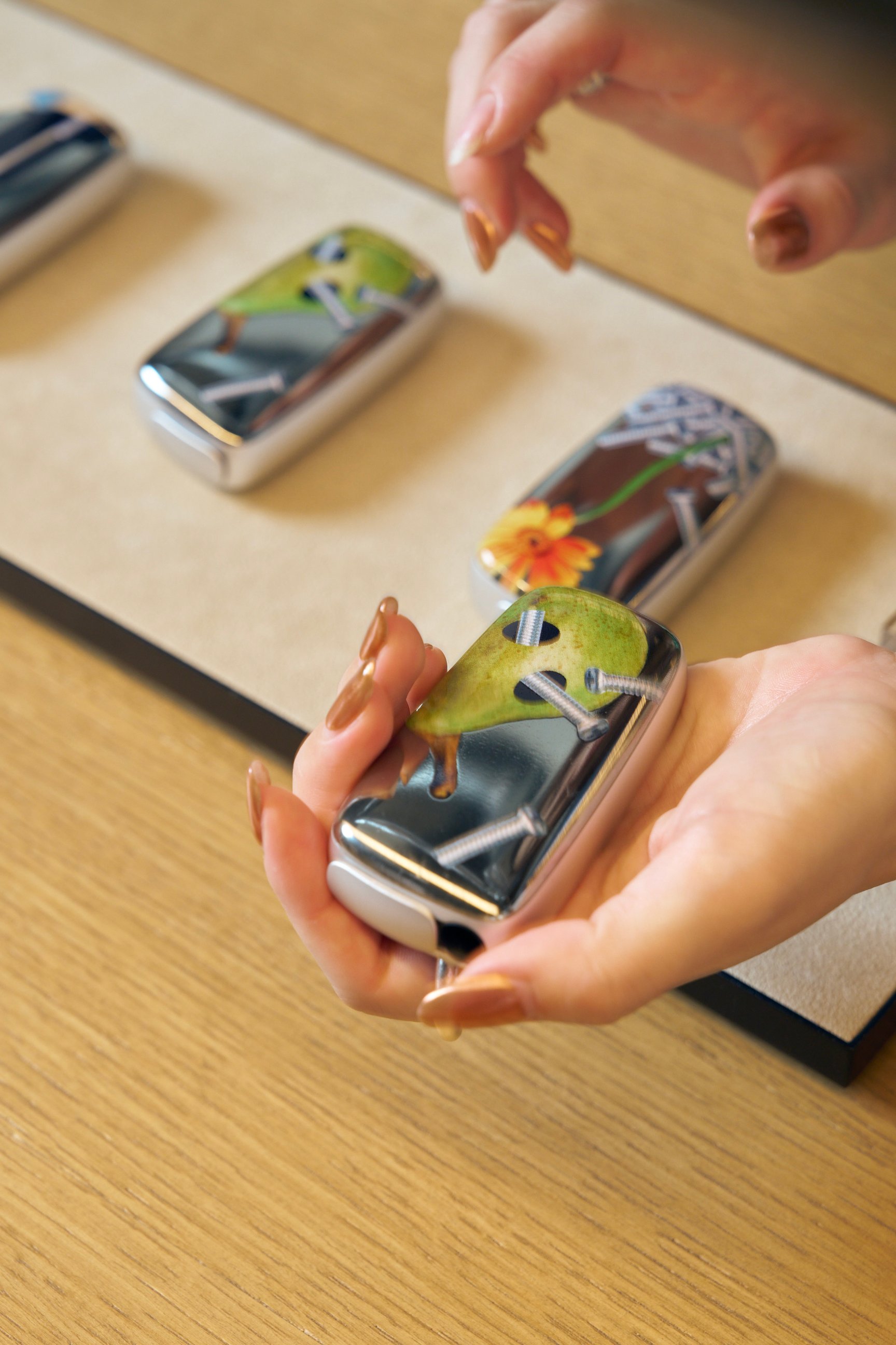 イラストをコラージュでデザインした電子タバコ「Ploom X」