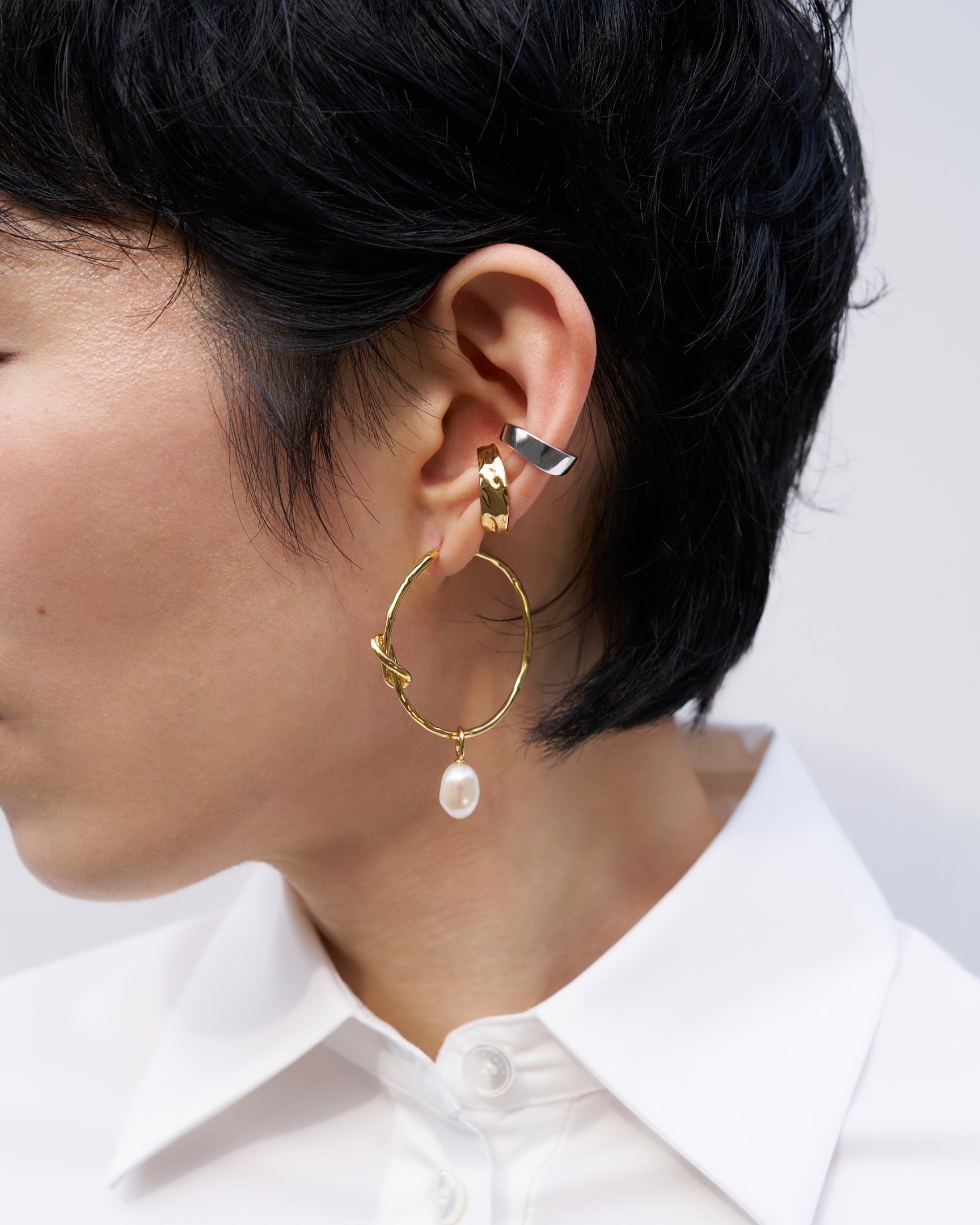 CINOHのシャツを着た女性モデル