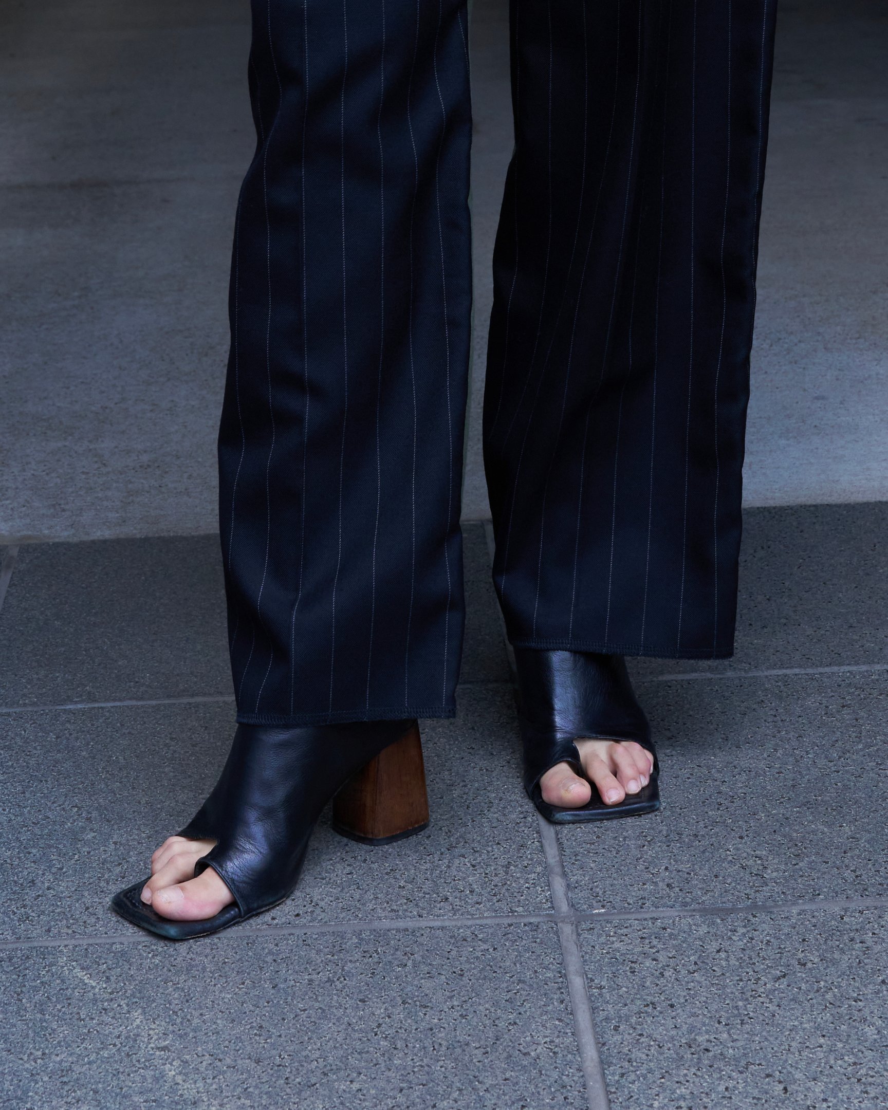 アンスクリアのボトムスを穿いたモデル
