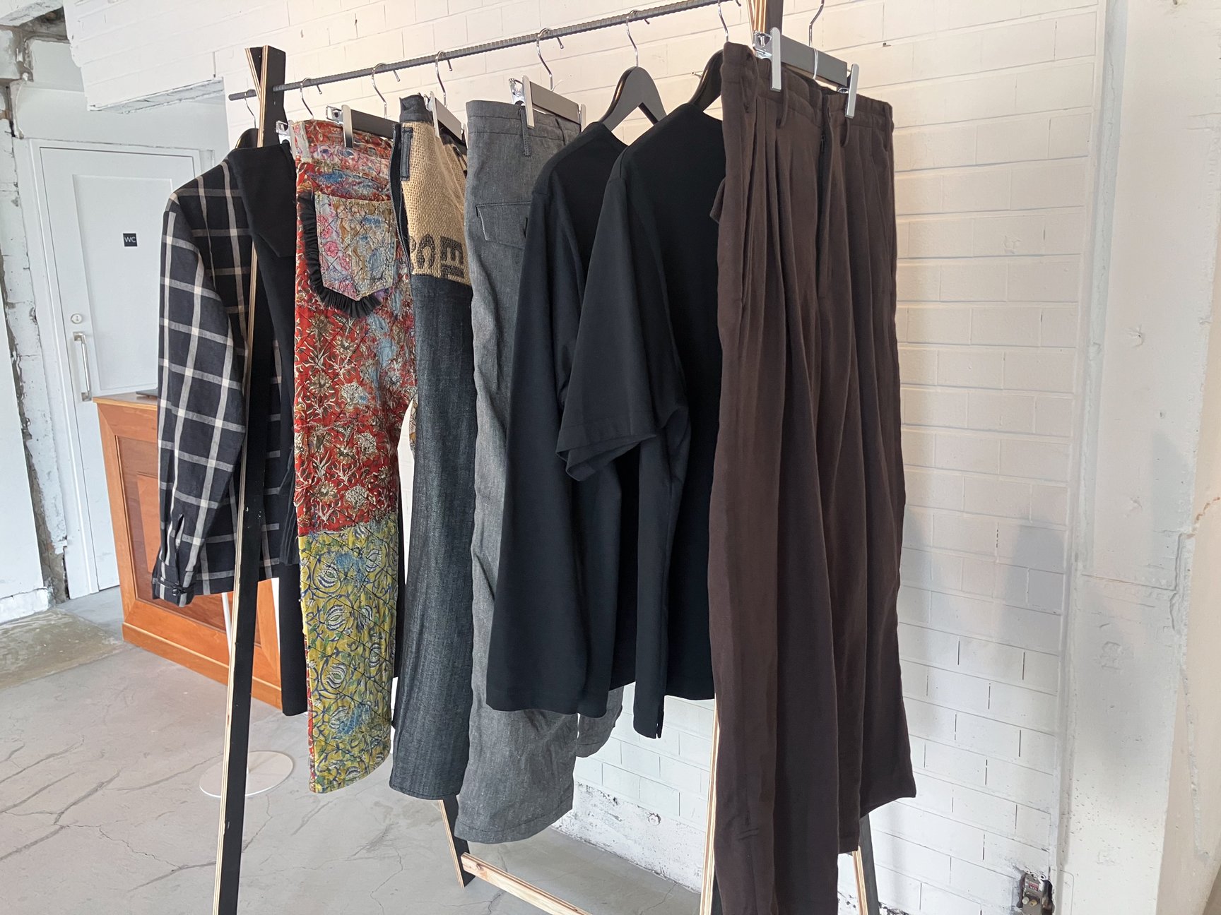 ラックにかかったパンツコレクション