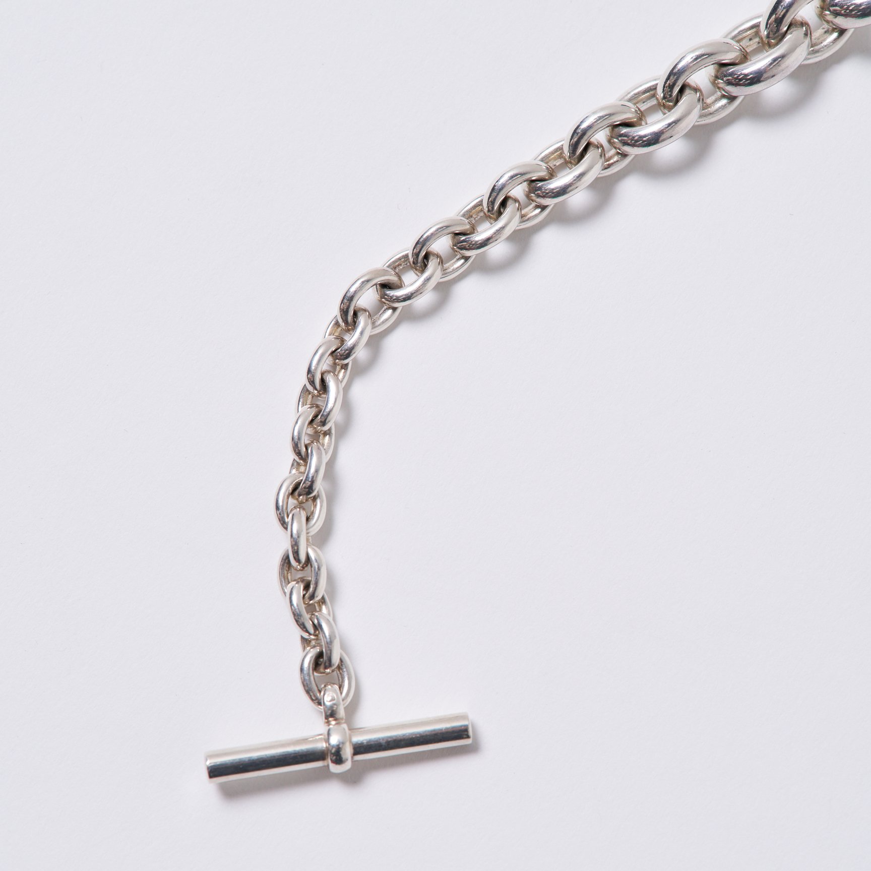 エルメスのジュエリー、クレッシェンドのネックレスとブレスレット接写画像