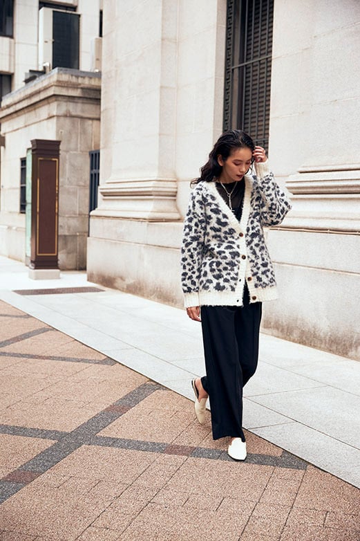 ギャレスト2024年秋冬アニマル柄カーディガン着用コーディネート画像