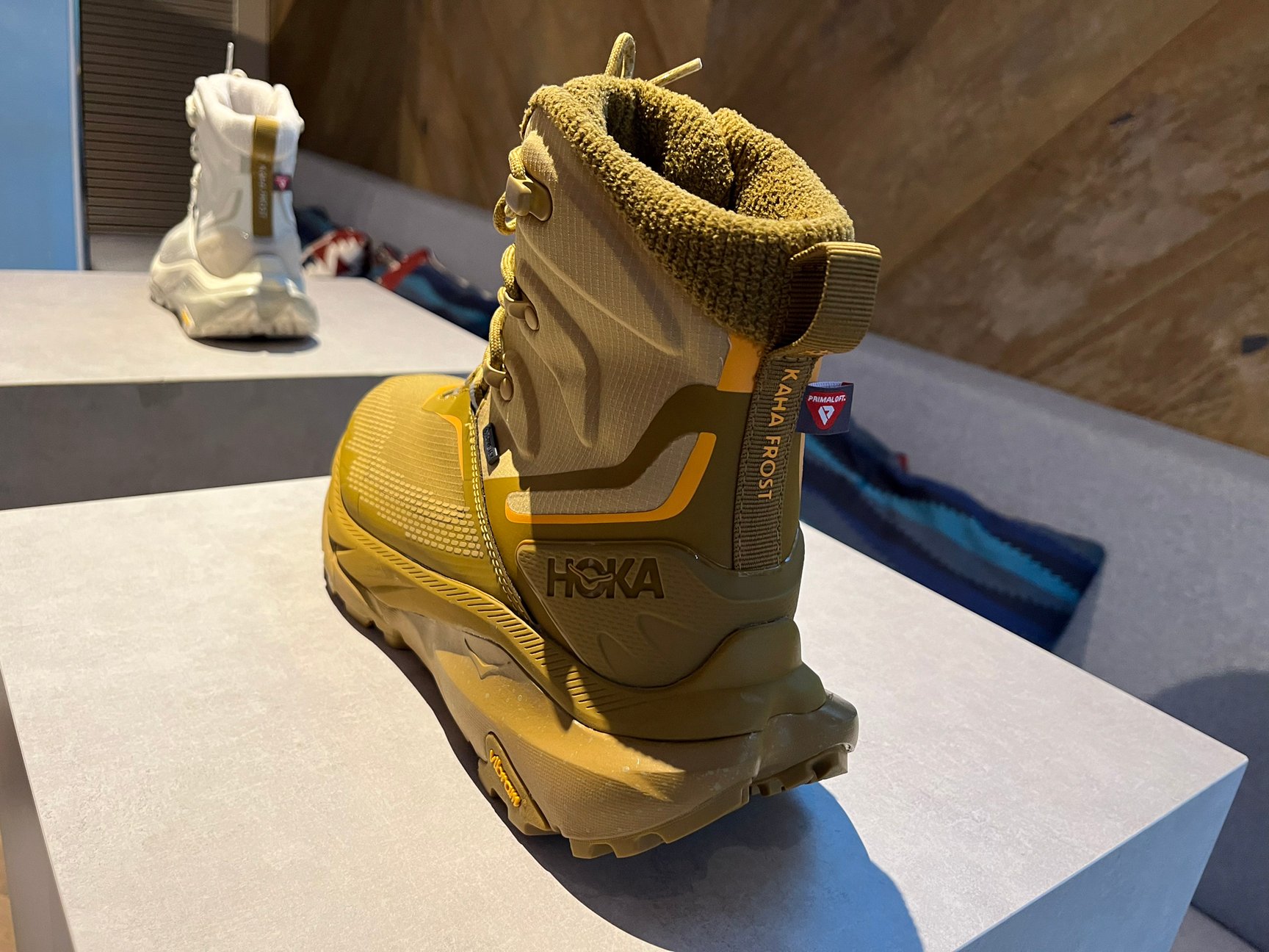 ベージュのハイキングシューズ