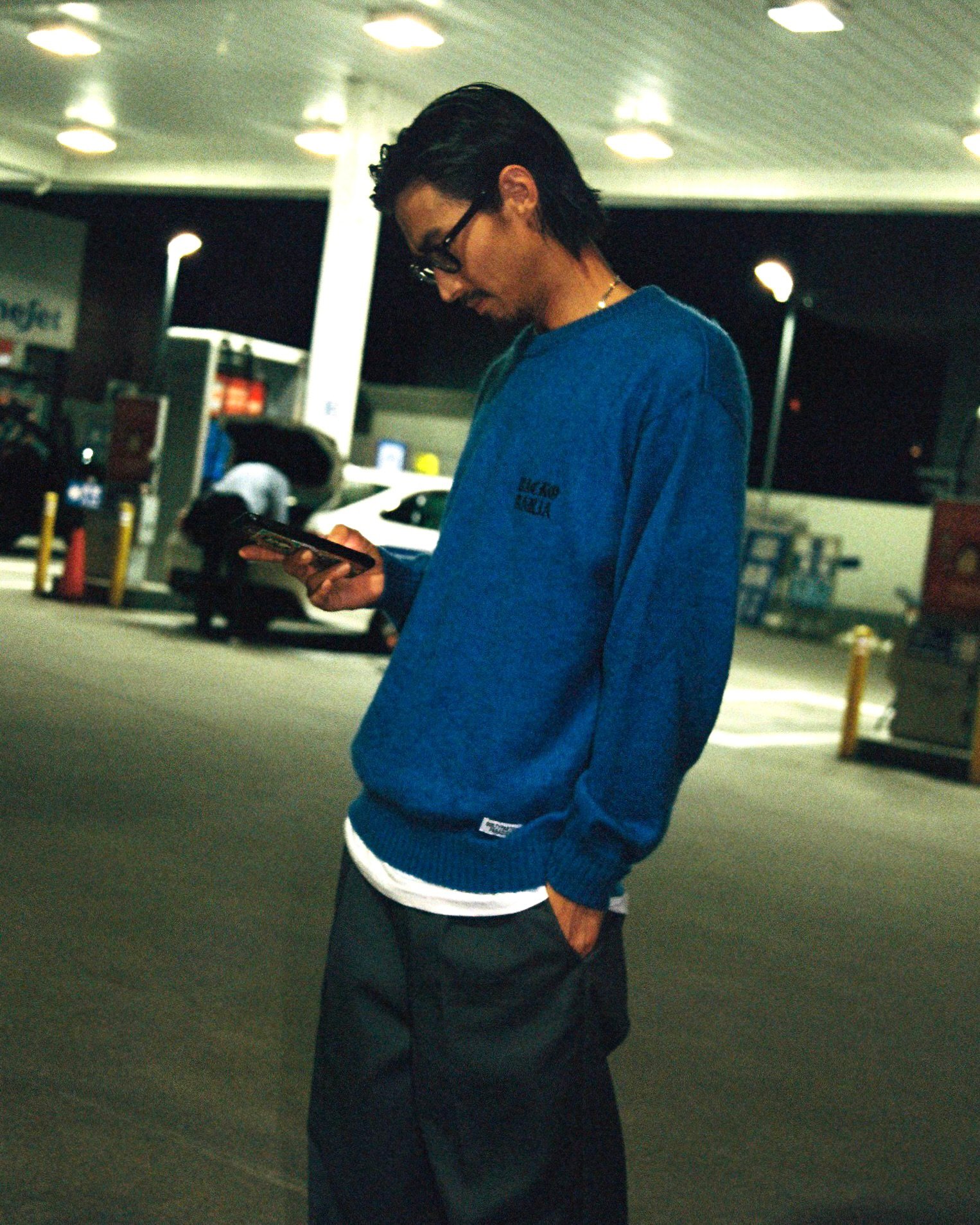 コラボレーションアイテムを着用した男性