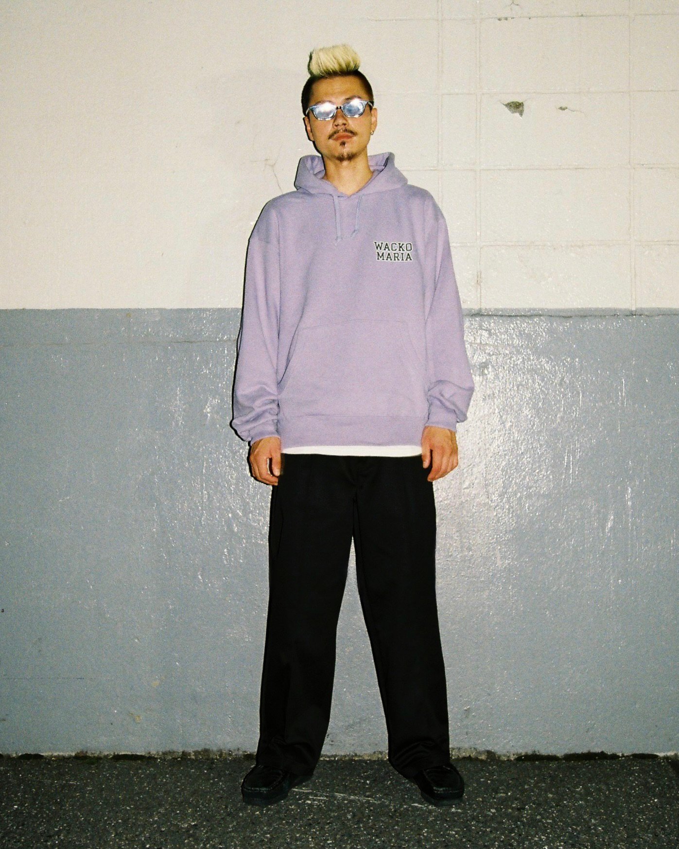 コラボレーションアイテムを着用した男性