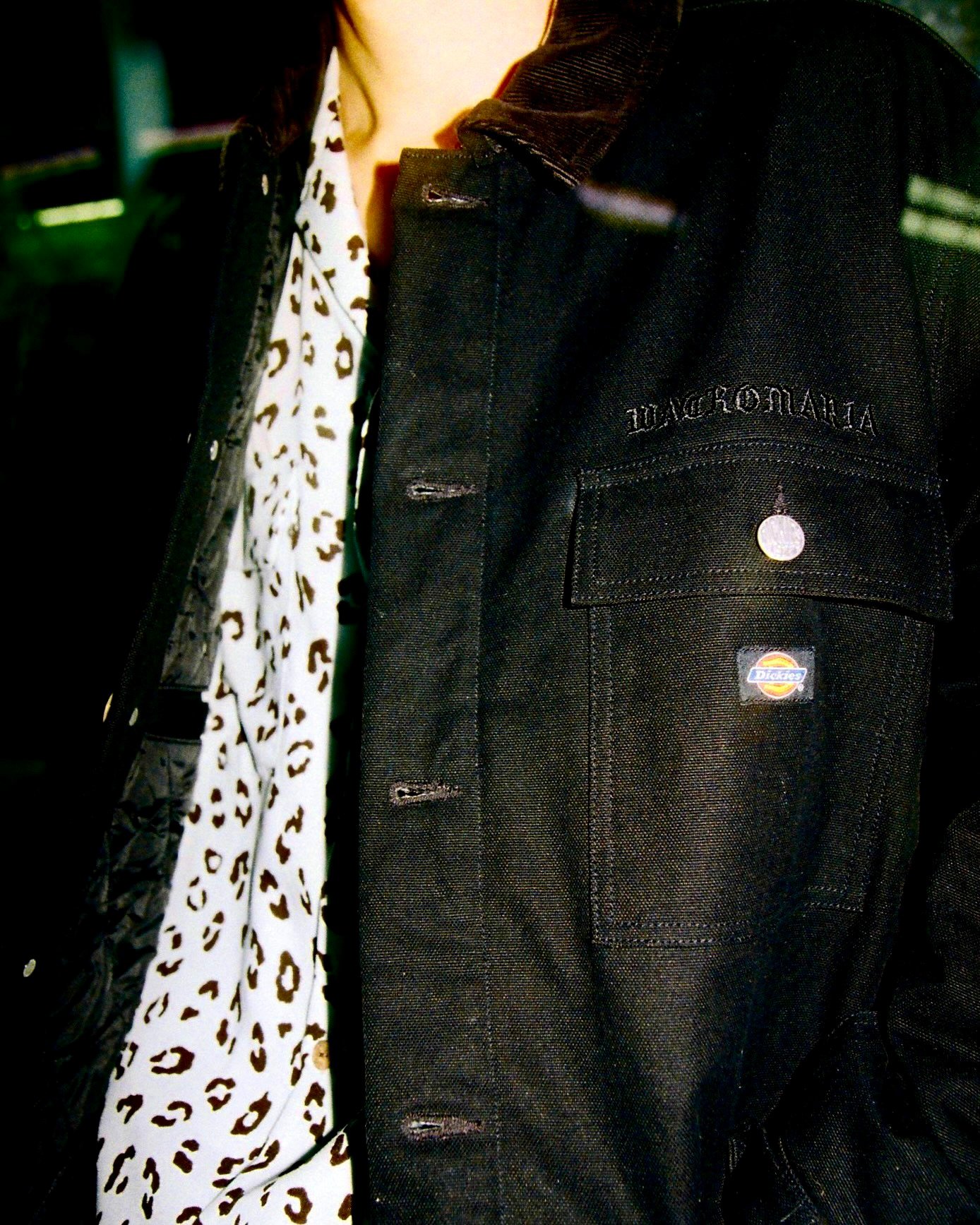 コラボレーションアイテムを着用した男性