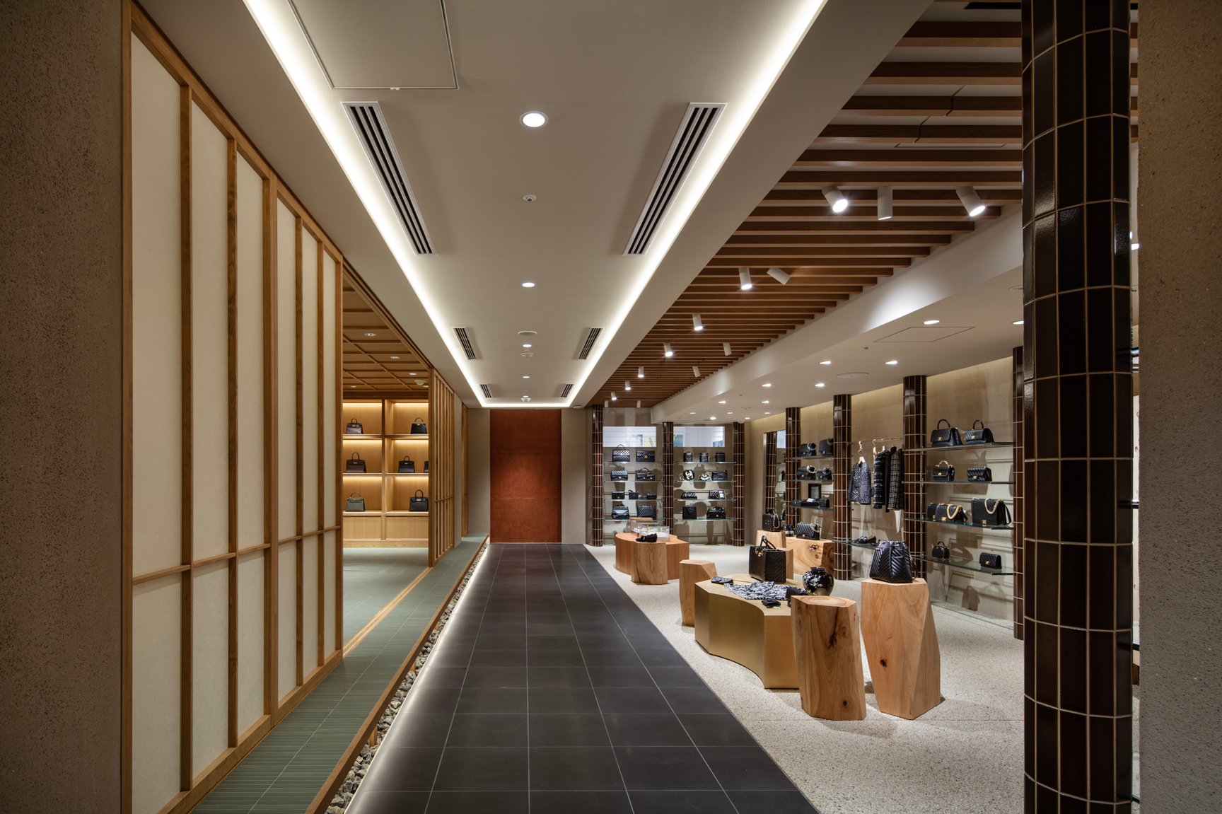 ALLU SHINJUKUの店内