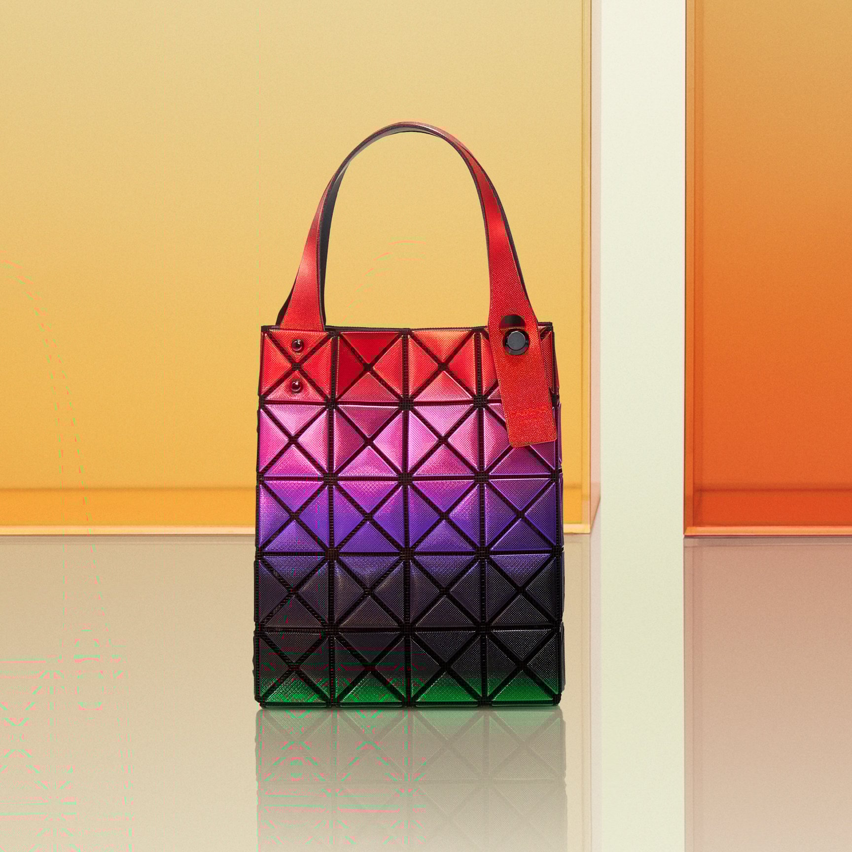 バオ バオ イッセイ ミヤケ、日没前後の幻想的な空の色を