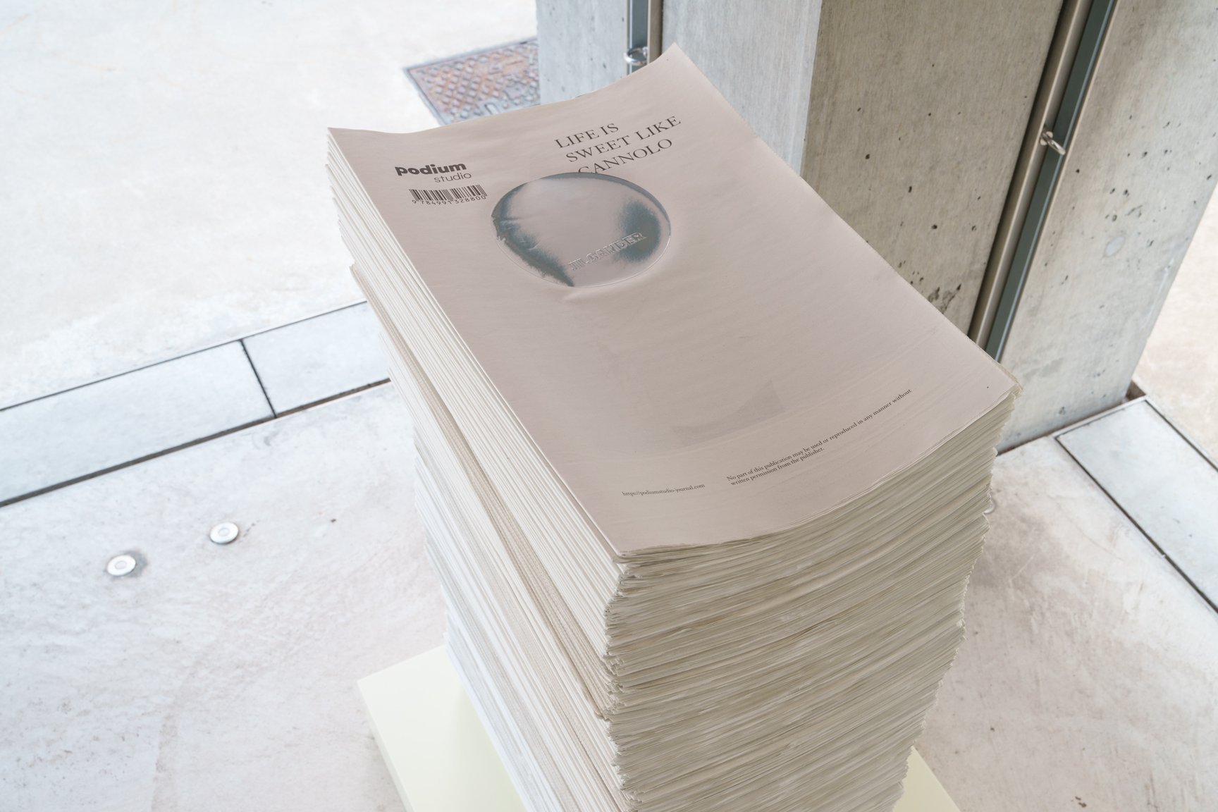 ジルサンダーのアイコンバッグ「カンノーロ」 インスタレーション