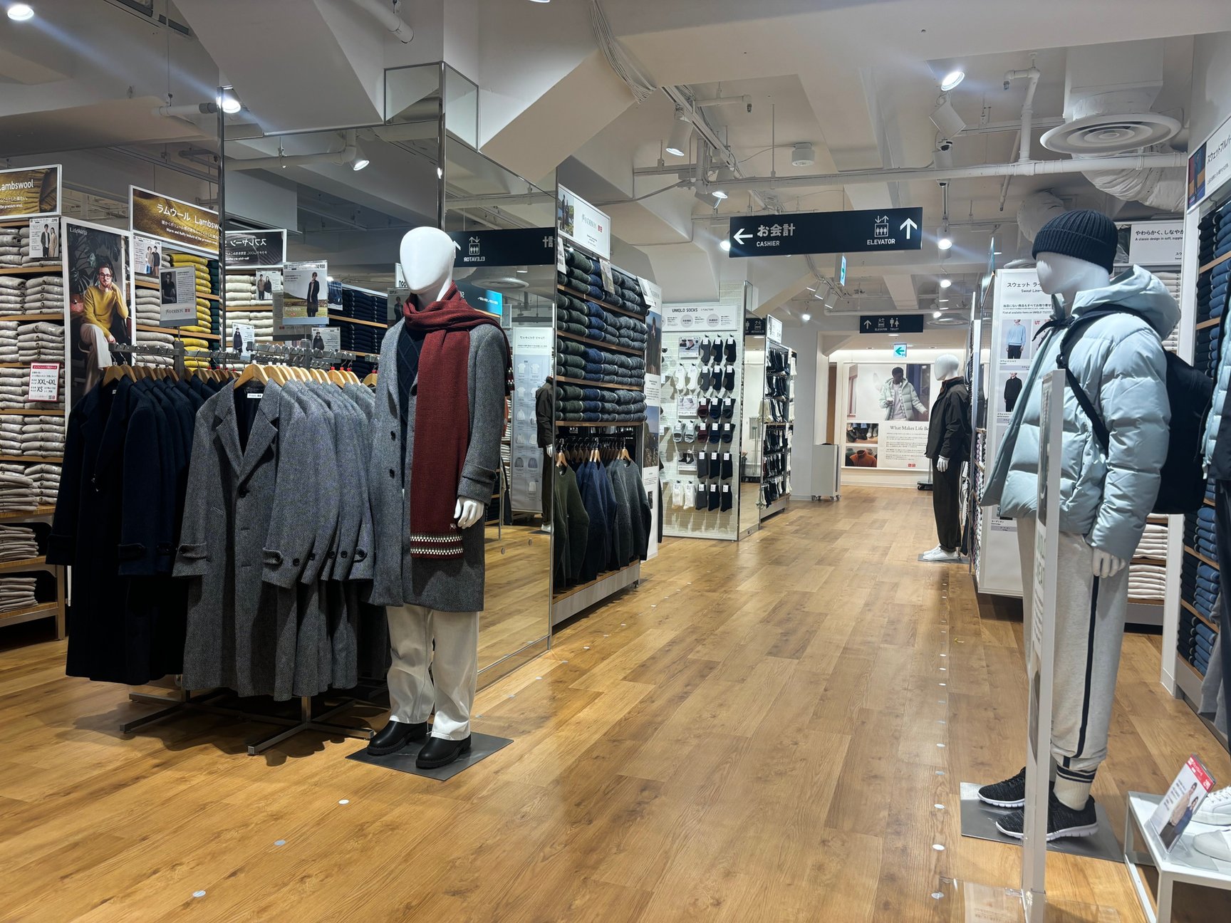 ユニクロ 新宿本店の内観