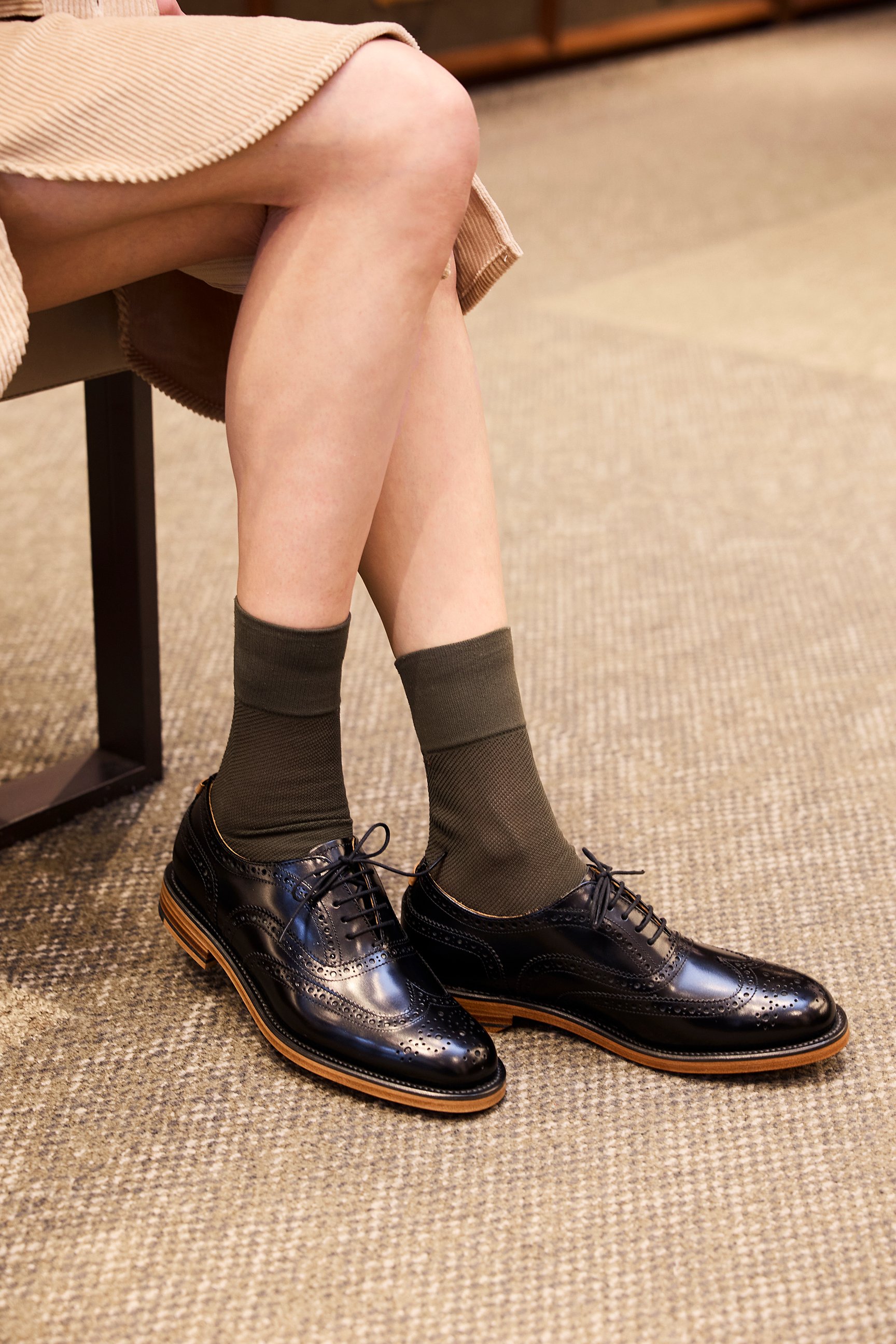 革靴を履いた足元