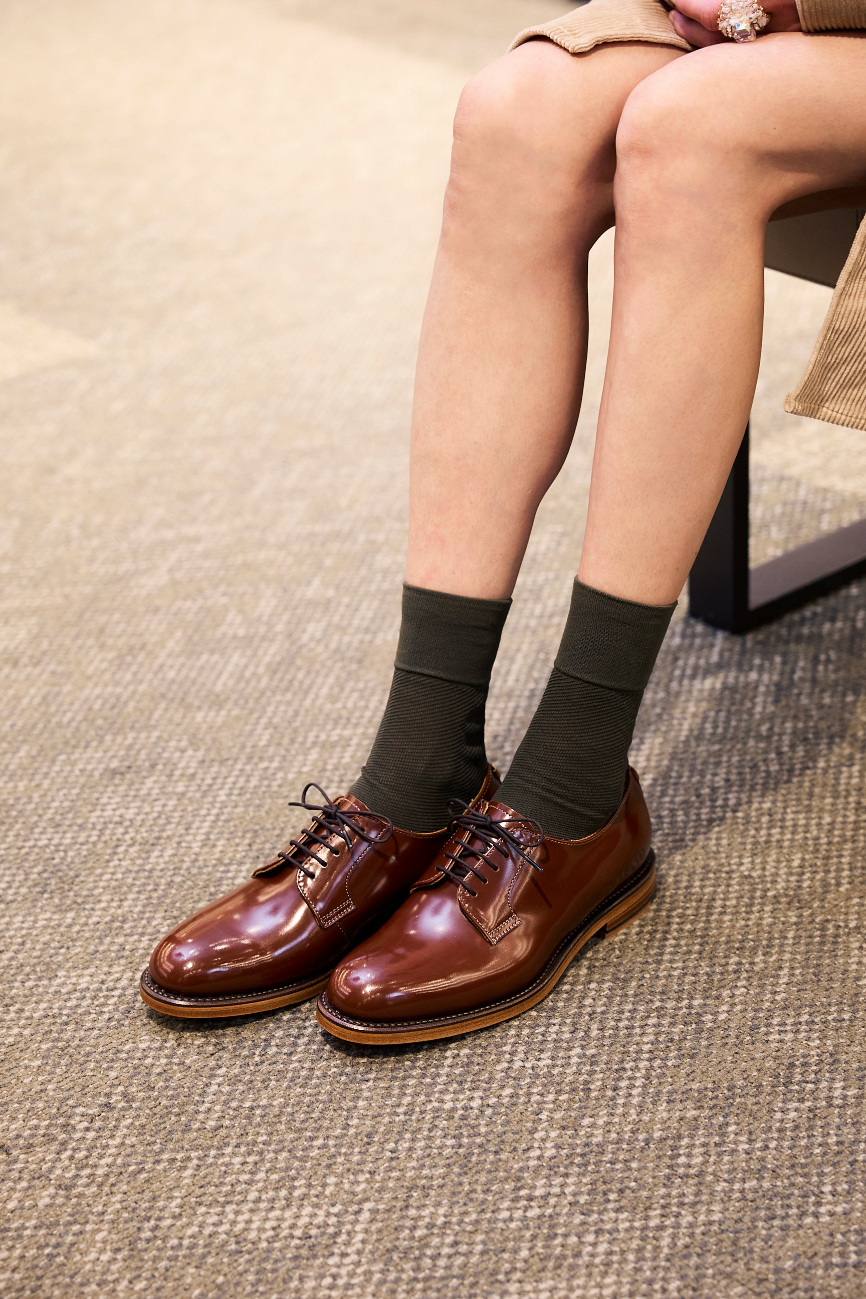 革靴を履いた足元