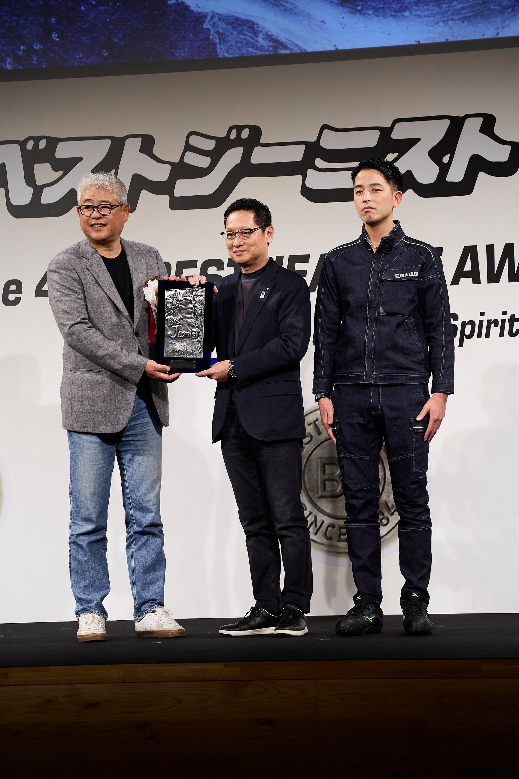 福山通運への表彰状授与の様子(右手がデニムを採用した制服)