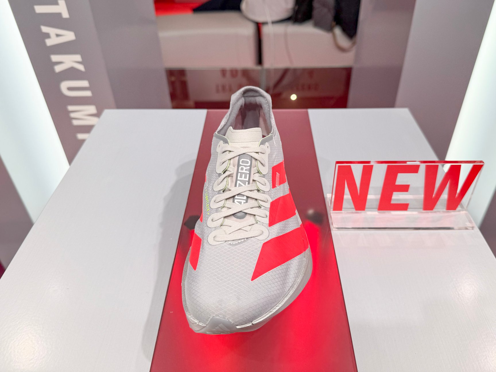 グレーのスニーカー