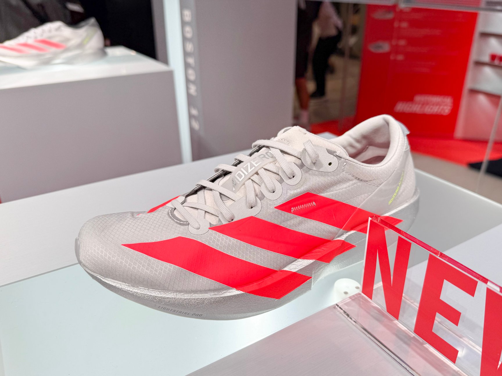 グレーのスニーカー